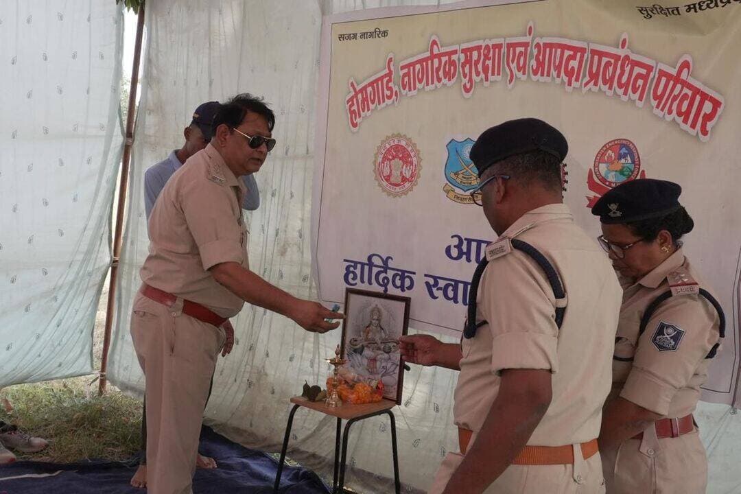 ➡️ आपदा मित्र योजना के तहत 125 युवाओं को दिया जा रहा आपदा प्रबंधन का प्रशिक्षण
मध्यप्रदेश शासन के गृह विभाग के अंतर्गत मध्यप्रदेश राज्य आपदा प्रबंधन प्राधिकरण के निर्देशानुसार होमगार्ड लाइन सोनाघाटी में आपदा मित्र योजना के प्रथम सत्र का सात दिवसीय प्रशिक्षण कार्यक्रम 16 से 22 अक्टूबर तक आयोजित किया जा रहा है। प्रशिक्षण कार्यक्रम का शुभारंभ जिला सेनानी श्री इंदल उपनारे के मुख्य आतिथ्य में मां सरस्वती के चित्र पर पुष्पमाला अर्पित कर एवं दीप प्रज्ज्वलित कर किया गया।
जिला सेनानी श्री उपनारे के मार्गदर्शन में निर्धारित पाठ्यक्रम के अनुसार प्रशिक्षण प्रारंभ किया गया। इस अवसर पर उन्होंने प्रशिक्षणार्थियों को आपदा मित्र योजना की उपयोगिता एवं सामाजिक आपदा सुरक्षा में आपदा मित्रों की महत्वपूर्ण भूमिका के संबंध में जानकारी दी। उन्होंने कहा कि आपदा के समय अनुशासन बनाए रखना, सीमित संसाधनों का प्रभावी उपयोग कर जन-धन की रक्षा करना तथा राहत एवं बचाव कार्यों में प्रशासन को सहयोग देने के लिए सदैव तैयार रहना आवश्यक है। उन्होंने प्रशिक्षण की कार्ययोजना के संबंध में भी विस्तार से जानकारी दी।
प्रशिक्षण में शामिल पंजीकृत प्रतिभागियों को निर्देशानुसार पुस्तिका, डायरी, पेन, ब्रोशर, पहचान पत्र एवं लेस तथा रिफ्लेक्टिव जैकेट का वितरण किया गया। इस सात दिवसीय प्रशिक्षण कार्यक्रम में जिले के विभिन्न क्षेत्रों से आए 125 युवा आपदा मित्र स्वयंसेवकों को प्रशिक्षण प्रदान किया जाएगा। प्रशिक्षण के प्रथम दिवस प्रतिभागियों को आपदा, आपदा प्रबंधन एवं आपदा प्रबंधन अधिनियम-2005, सिविल डिफेंस एक्ट एवं उसकी सेवाओं, बाढ़ जैसी जल आपदाओं के कारण एवं प्रबंधन, आपदा मित्रों के कर्तव्यों तथा आपदा मित्र योजना के संबंध में जानकारी दी गई।
Jansampark Madhya Pradesh
#JansamparkMP
#बैतूल
#betul