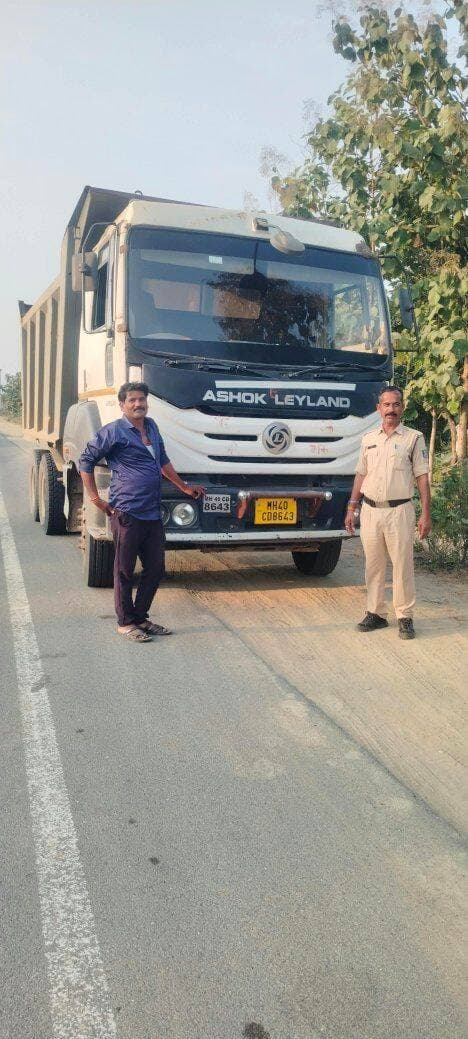 ➡️ गिट्टी के अवैध परिवहन पर खनिज विभाग की कार्रवाई, दो डम्पर किए जप्त
कलेक्टर डॉ. सौरभ संजय सोनवणे के निर्देशानुसार जिले में अवैध खनन परिवहन एवं भंडारण के विरुद्ध विशेष अभियान चलाया जा रहा है। इसी क्रम में 17 अक्टूबर को खनिज विभाग बैतूल द्वारा खनिज अमले के साथ जिले के विभिन्न क्षेत्रों का आकस्मिक निरीक्षण किया गया। सहायक खनि अधिकारी एवं खनि निरीक्षक बैतूल द्वारा खनिज अमले के साथ घोड़ाडोंगरी-रानीपुर क्षेत्रांतर्गत खनिज गिट्टी के अवैध परिवहन में संलिप्त वाहन डम्पर क्रमांक डब्ल्यूबी 41ई 5962 को जप्त कर पुलिस थाना रानीपुर में खड़ा करवाया गया है। इसी प्रकार शाहपुर क्षेत्रांतर्गत खनिज गिट्टी के अवैध परिवहन में संलिप्त वाहन डम्पर कमांक एमएच 40 सीडी 8643 को जप्त कर पुलिस थाना शाहपुर की अभिरक्षा में खड़ा करवाया गया है। इस प्रकार खनिज गिट्टी के अवैध परिवहन में संलिप्त 02 वाहनों को जप्त कर अर्थदण्ड प्रस्तावित किया गया है।
उपरोक्त अवैध परिवहनकर्ताओं, मालिकों के विरूद्ध मध्यप्रदेश खनिज अवैध खनन, परिवहन तथा भण्डारण का निवारण नियम 2022 के प्रावधान के तहत् अर्थदण्ड प्रस्तावित किया जाकर प्रकरण को न्यायालय अपर कलेक्टर बैतूल में प्रस्तुत किया जा रहा है।
Jansampark Madhya Pradesh
Department of Mineral Resources, MP
#JansamparkMP
#बैतूल
#betul