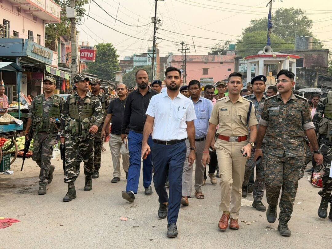 डीसी-एसपी ने निर्माणाधीन दुर्गा पूजा पंडालों का किया निरीक्षण, सुरक्षा मानकों के पालन का दिया निर्देश
पंडालों में अग्नि सुरक्षा, विद्युत व्यवस्था, प्रवेश-निकास एवं भीड़ प्रबंधन को लेकर दिए आवश्यक दिशा-निर्देश
हैदरनगर बाजार एवं हरिहरगंज स्थित झारखंड-बिहार सीमा क्षेत्र में किया गया फ्लैग मार्च
आगामी दुर्गा पूजा को शांतिपूर्ण, सुरक्षित एवं सौहार्दपूर्ण वातावरण में संपन्न कराने के उद्देश्य से जिला दंडाधिकारी सह उपायुक्त दिलीप प्रताप सिंह शेखावत एवं पुलिस अधीक्षक कपिल चौधरी ने शनिवार को जिले के विभिन्न निर्माणाधीन दुर्गा पूजा पंडालों का निरीक्षण किया। इस दौरान अधिकारियों ने पाटन चौक के समीप स्थित पंडाल, बैदा कला गांव, उंटारी रोड, हैदरनगर एवं छतरपुर के विभिन्न पूजा पंडालों का जायजा लिया।
निरीक्षण के दौरान पंडालों के निर्माण, आवागमन एवं मार्ग व्यवस्था, विद्युत सुरक्षा, अग्निशमन उपकरण, प्रवेश एवं निकास द्वार तथा कार्यक्रम संचालन से संबंधित व्यवस्थाओं का अवलोकन किया गया। उपायुक्त ने पूजा समितियों को सुरक्षा मानकों का सख्ती से पालन करने का निर्देश देते हुए पंडालों का निर्माण भवनों एवं सड़कों से निर्धारित सुरक्षित दूरी पर कराने को कहा। साथ ही हाईटेंशन तार, रेलवे लाइन, ट्रांसफार्मर एवं अन्य विद्युत उपकरणों से पर्याप्त दूरी सुनिश्चित करने का निर्देश दिया।
उन्होंने पंडालों एवं आवागमन मार्गों में ज्वलनशील और सिंथेटिक कपड़ों के इस्तेमाल से बचने, प्रवेश एवं निकास के लिए अलग-अलग रास्ते बनाने, महिलाओं एवं पुरुषों के लिए अलग-अलग कतारों की व्यवस्था करने तथा मार्गों पर स्पष्ट दिशा-सूचक चिह्न लगाने का निर्देश दिया। उपायुक्त ने आपात स्थिति से निपटने के लिए पंडालों में पानी एवं बालू की पर्याप्त व्यवस्था रखने पर भी जोर दिया।
वहीं, पुलिस अधीक्षक ने पूजा समितियों के प्रतिनिधियों को अपने-अपने वॉलंटियर्स की सूची संबंधित थाना प्रभारी को उपलब्ध कराने का निर्देश दिया। उन्होंने सभी सुरक्षा मानकों का अनुपालन सुनिश्चित करने, प्रशासन एवं पुलिस के साथ बेहतर समन्वय बनाए रखने तथा श्रद्धालुओं की भीड़ को व्यवस्थित रखने की बात कही।
इसी क्रम में हैदरनगर बाजार क्षेत्र एवं हरिहरगंज में झारखंड-बिहार सीमा क्षेत्र पर फ्लैग मार्च किया गया। इसके माध्यम से क्षेत्र में सुरक्षा व्यवस्था सुदृढ़ रखने तथा आमजन में सुरक्षा का विश्वास बनाए रखने का संदेश दिया गया।निरीक्षण के दौरान अपर समाहर्ता कुंदन कुमार सहित संबंधित अनुमंडल पदाधिकारी एवं अंचलाधिकारी उपस्थित रहे।
<nis:link nis:type=tag nis:id=palamupolice nis:value=PalamuPolice nis:enabled=true nis:link/> <nis:link nis:type=tag nis:id=dcpalamu nis:value=dcpalamu nis:enabled=true nis:link/>