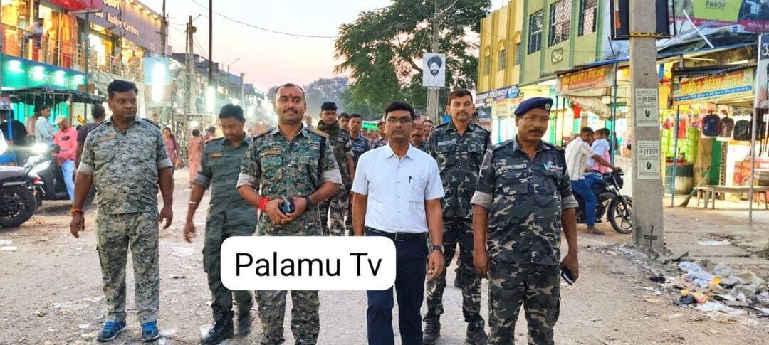 दुर्गा पूजा को लेकर पांकी में निकला फ्लैग मार्च, सुरक्षा व्यवस्था का लिया जायजा
पांकी (पलामू)। शारदीय दुर्गा पूजा को शांतिपूर्ण एवं सौहार्दपूर्ण माहौल में संपन्न कराने को लेकर शनिवार को पांकी में पुलिस प्रशासन की ओर से फ्लैग मार्च निकाला गया। फ्लैग मार्च के जरिए पुलिस प्रशासन ने आम लोगों को सुरक्षा का भरोसा दिलाया और पर्व के दौरान शांति एवं कानून-व्यवस्था बनाए रखने का संदेश दिया।
फ्लैग मार्च में अंचलाधिकारी मारवाड़ी साहू, इंस्पेक्टर जीतनराम महली, पांकी थाना प्रभारी दीपक कुमार सिंह सहित बड़ी संख्या में पुलिस बल के जवान शामिल हुए। इस दौरान अधिकारियों ने क्षेत्र की सुरक्षा व्यवस्था का जायजा लिया और शांति व्यवस्था बनाए रखने के प्रति अपनी प्रतिबद्धता जताई।
दुर्गा पूजा के दौरान विधि-व्यवस्था बनाए रखने तथा किसी भी अप्रिय घटना को रोकने के लिए पुलिस प्रशासन सतर्क है। संवेदनशील स्थानों पर विशेष निगरानी रखने के साथ सुरक्षा व्यवस्था को लेकर आवश्यक तैयारियां की जा रही हैं।
पुलिस प्रशासन ने आम लोगों से दुर्गा पूजा का त्योहार आपसी भाईचारे, शांति और सौहार्द के साथ मनाने की अपील की। साथ ही पर्व के दौरान सामाजिक सद्भाव बनाए रखने और प्रशासन का सहयोग करने का आग्रह किया।