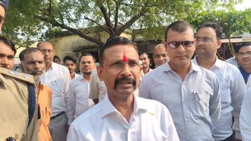 जनपद की चारों तहसीलों में आयोजित संपूर्ण समाधान दिवस में सुनी गईं 237 जनसमस्याएं, 35 का मौके पर निस्तारण**
**मिशन शक्ति के दृष्टिगत राठ में आयोजित हुआ पिंक संपूर्ण समाधान दिवस, महिलाओं एवं पात्र लाभार्थियों को विभिन्न योजनाओं का मिला लाभ**
**जिलाधिकारी एवं पुलिस अधीक्षक ने किया गौरी प्रेरणा कैंटीन का लोकार्पण, विभिन्न विभागों ने स्टॉल लगाकर दी योजनाओं की जानकारी**
**हमीरपुर।** जनसामान्य की समस्याओं के त्वरित, पारदर्शी एवं गुणवत्तापूर्ण निस्तारण तथा पात्र लाभार्थियों को शासन की जनकल्याणकारी योजनाओं से जोड़ने के उद्देश्य से शनिवार को जनपद की चारों तहसीलों में संपूर्ण समाधान दिवस का आयोजन किया गया। इस दौरान कुल 237 जनसमस्याएं एवं शिकायतें प्राप्त हुईं, जिनमें से 35 का मौके पर ही निस्तारण किया गया। आयुक्त, चित्रकूटधाम मंडल, बांदा श्री अजीत कुमार एवं पुलिस उपमहानिरीक्षक, चित्रकूटधाम परिक्षेत्र, बांदा श्री राजेश एस. ने तहसील सदर हमीरपुर में जनसमस्याएं सुनीं। वहीं, जिलाधिकारी श्री अशोक कुमार एवं पुलिस अधीक्षक श्री मृगांक शेखर पाठक ने तहसील राठ में आयोजित पिंक संपूर्ण समाधान दिवस में फरियादियों की समस्याएं सुनीं तथा संबंधित अधिकारियों को शिकायतों का समयबद्ध एवं गुणवत्तापूर्ण निस्तारण सुनिश्चित करने के निर्देश दिए।
तहसीलवार विवरण के अनुसार, तहसील राठ में सर्वाधिक 125 शिकायतें प्राप्त हुईं, जिनमें से 15 का मौके पर निस्तारण किया गया। तहसील सदर हमीरपुर में प्राप्त 42 शिकायतों में से 13, तहसील सरीला में प्राप्त 35 शिकायतों में से 04 तथा तहसील मौदहा में प्राप्त 35 शिकायतों में से 03 शिकायतों का मौके पर निस्तारण सुनिश्चित किया गया। शेष शिकायतों के निस्तारण के लिए संबंधित विभागीय अधिकारियों को आवश्यक दिशा-निर्देश दिए गए।
मिशन शक्ति अभियान के दृष्टिगत तहसील राठ में पिंक संपूर्ण समाधान दिवस का आयोजन किया गया। इसका उद्देश्य महिलाओं की समस्याओं का प्राथमिकता के आधार पर समाधान सुनिश्चित करने के साथ उन्हें सुरक्षा, सम्मान, स्वावलंबन एवं शासन की विभिन्न कल्याणकारी योजनाओं से जोड़ना रहा। इस अवसर पर जिलाधिकारी एवं पुलिस अधीक्षक ने महिलाओं सहित अन्य फरियादियों की समस्याएं सुनीं और संबंधित अधिकारियों को संवेदनशीलता एवं तत्परता के साथ शिकायतों का निस्तारण करने के निर्देश दिए। उन्होंने स्पष्ट किया कि शिकायतों का समाधान केवल औपचारिकता तक सीमित न रहे, बल्कि शिकायतकर्ताओं को वास्तविक एवं संतोषजनक राहत मिलनी चाहिए।
पिंक संपूर्ण समाधान दिवस के अवसर पर तहसील परिसर में विभिन्न विभागों द्वारा स्टॉल एवं सहायता शिविर लगाए गए। इनमें किसान सम्मान निधि, महिला कल्याण, आयुष्मान भारत, खाद्य एवं रसद विभाग, पंचायती राज, स्वच्छ भारत मिशन, राष्ट्रीय ग्रामीण आजीविका मिशन, दिव्यांगजन सशक्तीकरण, प्रधानमंत्री मातृ वंदना योजना तथा समाज कल्याण विभाग से संबंधित स्टॉल शामिल रहे। इन स्टॉलों के माध्यम से आमजन को शासन की विभिन्न जनकल्याणकारी योजनाओं की जानकारी दी गई तथा पात्र लाभार्थियों को योजनाओं का लाभ दिलाने एवं उनकी समस्याओं के समाधान के लिए आवश्यक कार्यवाही की गई।
इस दौरान जिलाधिकारी एवं पुलिस अधीक्षक ने तहसील परिसर में ‘गौरी प्रेरणा कैंटीन’ का फीता काटकर लोकार्पण किया। यह पहल महिला सशक्तीकरण एवं स्वयं सहायता समूहों से जुड़ी महिलाओं के लिए आजीविका के अवसरों को प्रोत्साहित करने की दिशा में महत्वपूर्ण है। वहीं, बेसिक शिक्षा विभाग द्वारा मिशन शक्ति की थीम पर तैयार की गई रंगोली का भी अधिकारियों ने अवलोकन किया। रंगोली के माध्यम से महिला सुरक्षा, सम्मान एवं स्वावलंबन का संदेश दिया गया।
कार्यक्रम के दौरान विभिन्न जनकल्याणकारी योजनाओं के अंतर्गत पात्र लाभार्थियों को लाभान्वित किया गया। विधवा पेंशन योजना के अंतर्गत पांच लाभार्थियों को शॉल एवं स्वीकृति पत्र तथा मुख्यमंत्री कन्या सुमंगला योजना के अंतर्गत पांच लाभार्थियों को स्वीकृति पत्र प्रदान किए गए। मुख्यमंत्री बाल सेवा योजना के अंतर्गत पांच लाभार्थियों को स्वीकृति पत्र के साथ बैग एवं शिक्षा किट वितरित की गई। इसके अतिरिक्त कृषि विभाग द्वारा महिला किसानों को निःशुल्क बीज किट वितरित की गईं, जिससे उन्हें कृषि कार्यों में सहायता मिल सके।
संपूर्ण समाधान दिवस के दौरान अधिकारियों को निर्देश दिए गए कि जनसमस्याओं के निस्तारण में किसी भी प्रकार की लापरवाही न बरती जाए। राजस्व, भूमि विवाद, पात्रता एवं अन्य विभागीय प्रकरणों में आवश्यकतानुसार स्थलीय जांच कर नियमानुसार कार्रवाई सुनिश्चित की जाए। शिकायतों का निर्धारित समयसीमा में गुणवत्तापूर्ण निस्तारण करते हुए शिकायतकर्ताओं को की गई कार्रवाई से भी अवगत कराया जाए, ताकि आमजन को प्रभावी एवं पारदर्शी प्रशासनिक सेवाएं मिल सकें। जिला प्रशासन की प्राथमिकता है कि प्रत्येक शिकायत का निष्पक्ष परीक्षण कर उसका समयबद्ध एवं संतोषजनक समाधान सुनिश्चित किया जाए।
इस अवसर पर मुख्य चिकित्सा अधिकारी डॉ. अलका शुक्ला, प्रभागीय वनाधिकारी अरविंद कुमार, मुख्य पशु चिकित्सा अधिकारी डॉ. भूपेंद्र सिंह यादव, उपजिलाधिकारी राठ, क्षेत्राधिकारी राठ सहित संबंधित विभागों के अधिकारी एवं कर्मचारी उपस्थित रहे।