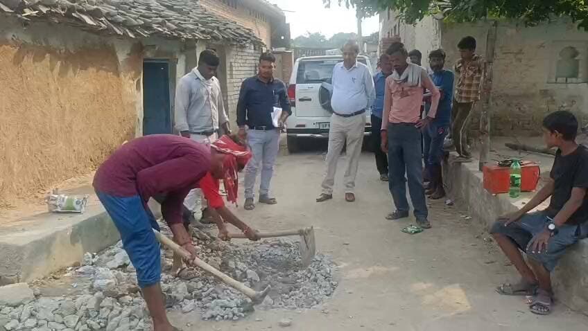 जल जीवन मिशन के कार्यों का अपर जिलाधिकारी नमामि गंगे ने किया निरीक्षण, पाइपलाइन लीकेज की मरम्मत एवं निर्बाध जलापूर्ति सुनिश्चित करने के दिए निर्देश
**कम्हरिया व छिरका में पाइपलाइन लीकेज मरम्मत कार्य का लिया जायजा, मदारपुर में मोटर स्थापना कार्य का किया निरीक्षण**
**हमीरपुर।** जनपद के ग्रामीण क्षेत्रों में जल जीवन मिशन के अंतर्गत पेयजल आपूर्ति व्यवस्था को बेहतर बनाने तथा ग्रामीण परिवारों को नियमित रूप से स्वच्छ पेयजल उपलब्ध कराने के उद्देश्य से अपर जिलाधिकारी नमामि गंगे श्री विजय सिंह द्वारा विभिन्न ग्रामों में पाइपलाइन मरम्मत एवं पेयजल आपूर्ति से संबंधित कार्यों का निरीक्षण किया गया। निरीक्षण के दौरान संबंधित कार्यों की स्थिति का जायजा लेते हुए जलापूर्ति व्यवस्था को सुचारु बनाए रखने पर जोर दिया गया।
इसी क्रम में विकासखंड मौदहा के ग्राम कम्हरिया में 140 एमएम की एसडीपीई पाइपलाइन की मरम्मत के कार्य का निरीक्षण किया गया। निरीक्षण के दौरान गांव में कई स्थानों पर पानी बहता हुआ पाया गया। पाइपलाइन के कुछ स्थानों पर खुले पड़े ढक्कनों को बंद कराया गया, ताकि पानी की बर्बादी रोकी जा सके। एक स्थान पर राकेश पुत्र दुर्जन के घर के बाहर पाइपलाइन से पानी बहता पाया गया, लेकिन घर पर ताला लगा होने के कारण वहां कोई मौजूद नहीं था। इस दौरान ग्रामीणों से पेयजल पाइपलाइन एवं घरेलू कनेक्शनों का उचित रखरखाव करने तथा पानी की अनावश्यक बर्बादी रोकने में सहयोग करने की अपील की गई।
इसके अतिरिक्त ग्राम छिरका में पाइपलाइन लीकेज की मरम्मत के कार्य का निरीक्षण कर पेयजल आपूर्ति व्यवस्था की स्थिति का जायजा लिया गया। वहीं, ग्राम मदारपुर में खराब हुई मोटर को ठीक कराने के बाद उसकी स्थापना के कार्य का निरीक्षण किया गया, ताकि संबंधित क्षेत्र में पेयजल आपूर्ति को सुचारु बनाया जा सके।
अपर जिलाधिकारी नमामि गंगे ने पेयजल आपूर्ति से संबंधित समस्याओं के त्वरित समाधान तथा पाइपलाइन लीकेज की समयबद्ध मरम्मत सुनिश्चित करने पर जोर दिया। उन्होंने ग्रामीणों से भी अपील की कि पेयजल पाइपलाइन, टोंटियों एवं कनेक्शनों से पानी व्यर्थ न बहने दें। कहीं भी लीकेज या अन्य समस्या दिखाई देने पर संबंधित विभाग को तत्काल सूचित करें, जिससे समय रहते समस्या का समाधान कर जल संरक्षण के साथ ग्रामीणों को नियमित एवं सुचारु पेयजल आपूर्ति उपलब्ध कराई जा सके।
