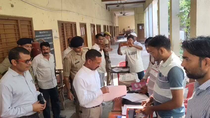 हमीरपुर जिलाधिकारी एवं पुलिस अधीक्षक ने राठ के विभिन्न विद्यालयों में मतदाता पंजीकरण बूथों का किया निरीक्षण
**विशेष प्रगाढ़ पुनरीक्षण अभियान के तहत पात्र युवाओं एवं नागरिकों से मतदाता सूची में नाम दर्ज कराने की अपील**
**हमीरपुर।** विशेष प्रगाढ़ पुनरीक्षण अभियान के अंतर्गत जिलाधिकारी श्री अशोक कुमार एवं पुलिस अधीक्षक श्री मृगांक शेखर पाठक ने आज राठ स्थित दीवान शत्रुघ्न सिंह इंटर कॉलेज एवं मां शारदा इंटर कॉलेज तथा ग्राम विवार स्थित हीरानंद इंटर कॉलेज में संचालित मतदाता पंजीकरण बूथों एवं विशेष अभियान का निरीक्षण किया। इस दौरान उन्होंने मतदाता सूची में नाम जोड़ने की प्रक्रिया, नए मतदाताओं के पंजीकरण तथा अभियान के अंतर्गत की जा रही कार्यवाही की जानकारी ली।
जिलाधिकारी ने विशेष रूप से युवाओं एवं अर्हता प्राप्त ऐसे नागरिकों, जिनका नाम अभी तक मतदाता सूची में दर्ज नहीं है, से अपील की कि वे निर्धारित प्रक्रिया के अनुसार अपना नाम मतदाता सूची में अवश्य दर्ज कराएं और लोकतंत्र को मजबूत बनाने में अपनी सक्रिय भागीदारी सुनिश्चित करें। उन्होंने संबंधित अधिकारियों को निर्देशित किया कि अभियान के दौरान पात्र नागरिकों को मतदाता पंजीकरण के प्रति जागरूक किया जाए तथा नाम जोड़ने, संशोधन एवं अन्य संबंधित प्रक्रियाओं में आवश्यक सहयोग प्रदान किया जाए, ताकि कोई भी पात्र नागरिक मतदाता सूची में नाम दर्ज कराने से वंचित न रहे।
जिलाधिकारी ने कहा कि मतदाता सूची का शुद्ध एवं अद्यतन होना निष्पक्ष और पारदर्शी निर्वाचन प्रक्रिया का महत्वपूर्ण आधार है। इसलिए अभियान के अंतर्गत सभी संबंधित अधिकारी एवं कार्मिक पूरी जिम्मेदारी के साथ कार्य करें तथा पात्र नागरिकों को निर्धारित प्रक्रिया के अनुसार मतदाता सूची में अपना नाम दर्ज कराने के लिए प्रेरित करें।