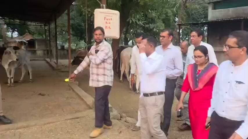 जिलाधिकारी ने ग्राम नौरंगा की गौशाला एवं विकास कार्यों का किया निरीक्षण, एक माह में कमियां दूर करने के निर्देश
**मनरेगा कार्यों का जिला स्तरीय टीम से होगा सत्यापन, सभी 27 पंजीकृत स्वयं सहायता समूहों को सीसीएल सुविधा दिलाने के लिए बैंक से समन्वय के निर्देश**
**हमीरपुर।** जिलाधिकारी श्री अशोक कुमार ने मुख्य विकास अधिकारी श्री अरुण कुमार सिंह के साथ तहसील राठ के अंतर्गत ग्राम नौरंगा में ग्राम पंचायत द्वारा संचालित गौशाला एवं विभिन्न विकास कार्यों का निरीक्षण किया। इस दौरान उन्होंने गौशाला में गोवंशों की देखभाल, पशु आहार एवं भूसा की उपलब्धता, ईयर टैगिंग, स्वास्थ्य परीक्षण, मनरेगा कार्यों, स्वयं सहायता समूहों को बैंक ऋण सुविधा तथा शौचालय निर्माण एवं पोषाहार वितरण सहित विभिन्न व्यवस्थाओं की समीक्षा की। उन्होंने संबंधित अधिकारियों को सभी कार्य निर्धारित मानकों के अनुरूप सुनिश्चित करने तथा योजनाओं के क्रियान्वयन में किसी भी प्रकार की लापरवाही न बरतने के निर्देश दिए।
गौशाला के निरीक्षण के दौरान कुल 127 छोटे-बड़े गोवंश संरक्षित पाए गए। जिलाधिकारी ने बड़े एवं छोटे गोवंशों को अलग-अलग रखने तथा उनकी आवश्यकता के अनुरूप समुचित देखभाल सुनिश्चित करने के निर्देश दिए। उन्होंने गौशाला में संरक्षित सभी गोवंशों की शत-प्रतिशत ईयर टैगिंग कराने तथा पशुओं के स्वास्थ्य परीक्षण एवं टैगिंग से संबंधित अभिलेखों को नियमित रूप से अद्यतन रखने को कहा। उन्होंने स्पष्ट निर्देश दिए कि गौशाला से कोई भी गोवंश बाहर निकलकर सड़कों पर छुट्टा घूमता हुआ नहीं मिलना चाहिए। इसके लिए गौशाला की व्यवस्थाओं को दुरुस्त रखने तथा गोवंशों की नियमित निगरानी सुनिश्चित करने पर विशेष जोर दिया।
जिलाधिकारी ने गौशाला में भूसा एवं पशु आहार के उपलब्ध स्टॉक का जायजा लेते हुए निर्देश दिए कि गोवंशों को पर्याप्त मात्रा में गुणवत्तापूर्ण भूसा एवं पशु आहार उपलब्ध कराया जाए। गोवंशों के आगमन, स्वास्थ्य परीक्षण, ईयर टैगिंग एवं अन्य आवश्यक विवरण से संबंधित सभी रजिस्टर व्यवस्थित एवं अद्यतन रखे जाएं। उन्होंने गौशाला के बेहतर संचालन एवं नियमित निगरानी के लिए नामित नोडल अधिकारी को सक्रिय रूप से जिम्मेदारी निभाने तथा पशुओं के संरक्षण एवं देखभाल में किसी भी प्रकार की लापरवाही न होने देने के निर्देश दिए।
ग्राम पंचायत में संचालित मनरेगा कार्यों के संबंध में प्राप्त अनियमितताओं तथा कार्यों को केवल अभिलेखों में दर्शाए जाने की शिकायतों को गंभीरता से लेते हुए जिलाधिकारी ने जिला स्तरीय टीम गठित कर स्थलीय सत्यापन कराने के निर्देश दिए। उन्होंने कहा कि मनरेगा के अंतर्गत स्वीकृत कार्यों की वास्तविक स्थिति, मौके पर कराए गए कार्यों तथा संबंधित अभिलेखों का गहनता से मिलान किया जाए। जांच के दौरान अनियमितता अथवा किसी प्रकार की लापरवाही पाए जाने पर संबंधित दोषियों के विरुद्ध नियमानुसार कड़ी कार्रवाई सुनिश्चित की जाए।
स्वयं सहायता समूहों को बैंक ऋण सुविधा उपलब्ध कराने के संबंध में इंडियन बैंक द्वारा समूहों की कैश क्रेडिट लिमिट (CCL) स्वीकृत न किए जाने की शिकायत पर जिलाधिकारी ने मुख्य विकास अधिकारी को संबंधित बैंक एवं अग्रणी जिला प्रबंधक (एलडीएम) के साथ समन्वय स्थापित करने के निर्देश दिए। उन्होंने ग्राम पंचायत के सभी 27 पंजीकृत स्वयं सहायता समूहों के सीसीएल स्वीकृत कराने के लिए प्रभावी प्रयास करने तथा बैंक स्तर पर लंबित प्रकरणों का नियमानुसार निस्तारण कराने को कहा, ताकि स्वयं सहायता समूहों को अपनी आर्थिक गतिविधियों के संचालन एवं आजीविका संवर्धन के लिए आवश्यक वित्तीय सहायता उपलब्ध हो सके।
जिलाधिकारी ने ग्राम पंचायत में शौचालय निर्माण की प्रगति, पोषाहार वितरण की व्यवस्था तथा पशुओं के स्वास्थ्य परीक्षण एवं टैगिंग की नियमित मॉनिटरिंग करने के भी निर्देश दिए। उन्होंने संबंधित अधिकारियों से कहा कि पात्र लाभार्थियों तक योजनाओं का लाभ समय से पहुंचे तथा सभी विकास एवं जनकल्याणकारी कार्यों को निर्धारित मानकों के अनुरूप पूरा कराया जाए। अपूर्ण कार्यों को प्राथमिकता के आधार पर पूरा करने और व्यवस्थाओं में पाई गई कमियों को दूर करने के निर्देश देते हुए उन्होंने स्पष्ट किया कि सभी संबंधित कार्यों को एक माह के भीतर पूर्ण कराया जाए। एक माह बाद पुनः निरीक्षण कर व्यवस्थाओं एवं कार्यों की प्रगति की समीक्षा की जाएगी। उन्होंने कहा कि गोवंशों का संरक्षण, ग्रामीण विकास कार्यों में पारदर्शिता तथा शासन की जनकल्याणकारी योजनाओं का प्रभावी क्रियान्वयन प्रशासन की प्राथमिकता है।
निरीक्षण एवं चौपाल के दौरान मुख्य चिकित्सा अधिकारी डॉ. अल्का शुक्ला, उपजिलाधिकारी चित्रा निर्वाल, जिला विकास अधिकारी श्री राघवेंद्र सिंह, उप कृषि निदेशक डॉ. प्रमोद कुमार, जिला कार्यक्रम अधिकारी श्री इन्द्रपाल सिंह, जिला सूचना अधिकारी श्री सतीश कुमार तथा मुख्य पशु चिकित्सा अधिकारी डॉ. भूपेंद्र सिंह यादव सहित संबंधित विभागों के अधिकारी एवं कर्मचारी उपस्थित रहे।