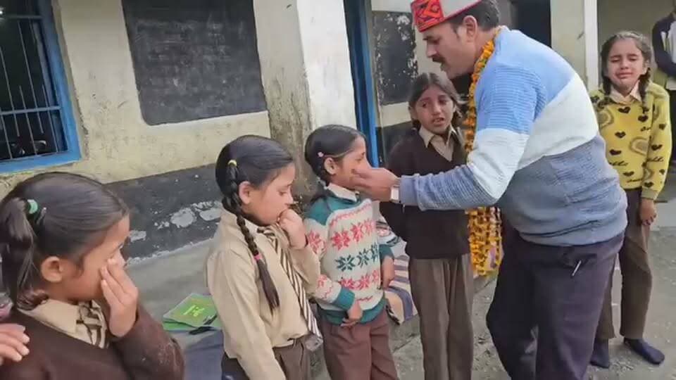 देखिए एक प्राइमरी स्कूल के अध्यापक का बच्चों के प्रति प्यार देखिए यह चूराह के मांजू पाठशाला के अध्यापक हैं अध्यापक के तबादले के बाद बच्चों का रो-रो कर बुरा हाल सभी बच्चों से मिलते हुए अध्यापक कह रहे हैं मैं दोबारा फिर आऊंगा रोना नहीं----- वीडियो देखा आप भी हो जाएंगे भावुक
