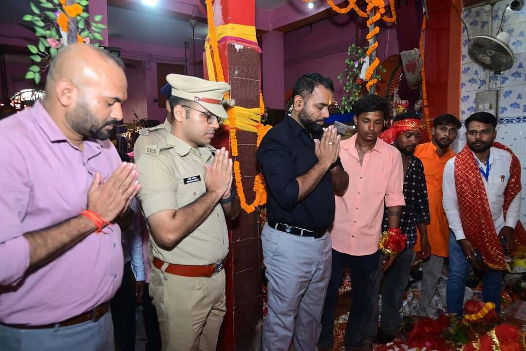 दुर्गा पूजा के अवसर पर विधि व्यवस्था संधारण के मद्देनजर आज दिनांक 17.10.2026 को जिलाधिकारी, पूर्वी चंपारण एवं पुलिस अधीक्षक, पूर्वी चंपारण द्वारा सिकरहना अनुमंडल अंतर्गत नगर परिषद ढाका स्थित दुर्गा पूजा पंडाल एवं चिरैया प्रखंड अंतर्गत जय मनोकामना माता मंदिर गोढ़ीया हराज का निरीक्षण किया गया।
निरीक्षण के क्रम में ढाका पूजा पंडाल, मस्जिद रोड एवं बाजार, मेला एवं व्यवस्थाओं का जायजा लिया गया। मूर्ति स्थल एवं पांडाल में प्रवेश एवं निकासी द्वार, महिलाओं की सुरक्षा व्यवस्था, साफ सफाई, सीसीटीवी कैमरे की व्यवस्था, अग्निशमन व्यवस्था, वालंटियर की प्रतिनियुक्ति का अवलोकन किया गया एवं समिति को आवश्यक दिशा निर्देश दिए गए।
गोढ़ीया मनोकामना माता मंदिर के निरीक्षण के क्रम में प्रशासन द्वारा की गई सारी व्यवस्थाओं का जायजा लिया गया एवं मंदिर परिसर में लगने वाले मेला का भ्रमण किया गया। मनोकामना मंदिर में अधिक भीड़ को देखते हुए विधि व्यवस्था एवं सुरक्षा व्यवस्था संधारणार्थ पदाधिकारी को आवश्यक दिशा निर्देश दिए गए एवं स्थानीय जनप्रतिनिधियों तथा ग्रामीणों से समन्वय बनाकर कर दुर्गा पूजा संपन्न कराने का नितेश दिया गया।
निरीक्षण के क्रम में अनुमंडल पदाधिकारी सिकरहना, अनुमंडल पुलिस पदाधिकारी सिकरहना, प्रखंड विकास पदाधिकारी एवं अंचलाधिकारी ढाका/चिरैया, कार्यपालक पदाधिकारी नगर परिषद ढाका एवं थाना अध्यक्ष उपस्थित थे।
Information & Public Relations Department, Government of Bihar Motihari Police