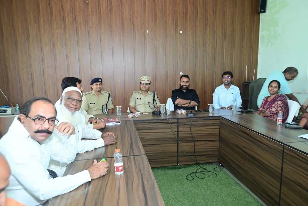 आज दिनांक 17.10.26 को अपराह्न 1:30 बजे से अनुमंडलीय सभागार सिकरहना (ढाका) में जिलाधिकारी श्री सौरभ सुमन यादव एवं पुलिस अधीक्षक श्री स्वर्ण प्रभात की संयुक्त अध्यक्षता में दुर्गा पूजा के त्यौहार को शांतिपूर्ण एवं सौहार्द के साथ संपन्न कराने को लेकर अनुमंडल स्तरीय शांति समिति की बैठक की गई। बैठक में अनुमंडल पदाधिकारी एवं अनुमंडल पुलिस पदाधिकारी सिकरहना एवं शांति समिति के सभी माननीय सदस्यगण उपस्थित थे।
बैठक में जिलाधिकारी के द्वारा दुर्गा पूजा के त्यौहार को शांतिपूर्ण तरीके से संपन्न कराने को लेकर की गई तैयारी एवं विसर्जन से संबंधित तैयारी के विषय में सभी सदस्य गण से एक-एक कर जानकारी प्राप्त की गई। सभी सदस्यों के द्वारा एक स्वर से जिला प्रशासन के निर्देशों का शत-प्रतिशत अनुपालन करने की सहमति व्यक्त की गई एवं जिला प्रशासन को आश्वस्त किया गया कि ढाका में दुर्गा पूजा के त्यौहार को शांतिपूर्ण संपन्न किया जाएगा।
जिलाधिकारी के द्वारा बताया गया कि जिला प्रशासन की नजर हर जगह बनी हुई है। सभी जगह पुलिस बल एवं दंडाधिकारी की प्रतिनियुक्ति की गई है। उन्होंने कहा कि पूजा समितियों द्वारा पूजा पंडाल में बेहतर व्यवस्था कराई जाए ताकि श्रद्धालुओं को कोई असुविधा नहीं हो। पूजा समिति के वॉलिंटियर्स असामाजिक तत्वों पर नजर रखेंगे एवं कहीं से कोई अंदेशा हो तो इसकी सूचना शीघ्र प्रशासन को देंगे ताकि समय रहते उस पर कार्रवाई की जा सके। पूजा समिति पीए सिस्टम भी रखें ताकि समय-समय पर जरूरी सूचनाओं का प्रसारण होता रहे।
पुलिस अधीक्षक के द्वारा कहा गया कि डीजे पूरी तरह से प्रतिबंधित है। सभी जगह सादे लिवास में भी पुलिस बल की तैनाती की गई है जो सभी चीजों पर नजर बनाए हुए हैं। अफवाह फैलाने वाले असामाजिक तत्वों पर कड़ी नजर रखी जा रही है। कहीं से भी अफवाह की सूचना प्राप्त होती है तो उसको सोशल मीडिया के माध्यम से शेयर नहीं करें जब तक की उसकी पुष्टि नहीं हो जाए। इसके लिए साइबर सेल पूरे जिले में सक्रिय है एवं पल-पल की खबरों पर नजर रखी जा रही है।
अनुमंडल पदाधिकारी, अनुमंडल पुलिस पदाधिकारी, प्रखंड विकास पदाधिकारी, अंचल अधिकारी सहित सभी थाना सक्रिय है और लगातार क्षेत्र में भ्रमण कर फीडबैक लिया जा रहा है। पुलिस अधीक्षक ने कहा कि विसर्जन के लिए पूजा समितियां को जो तिथि,समय और रूट निर्धारित किया गया है उसका निश्चित रूप से अनुपालन किया जाए ताकि दूसरे को कोई परेशानी नहीं हो।
Information & Public Relations Department, Government of Bihar Motihari Police