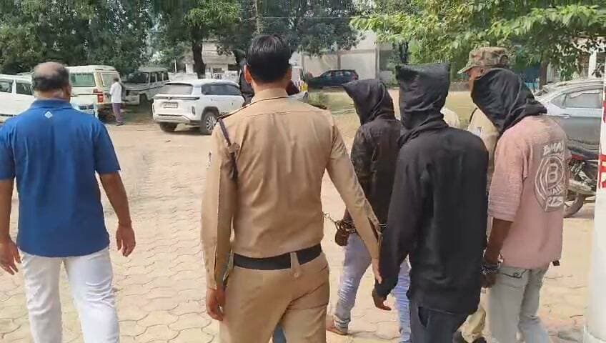अमदरा पुलिस को बड़ी कामयाबी, पानी टंकी चोर गिरोह का पर्दाफाश
अमदरा पुलिस ने चोरी के दो मामलों का खुलासा करते हुए 4 शातिर चोरों को गिरफ्तार किया है। आरोपी ग्राम रोहनिया में निर्माणाधीन पानी की टंकी से लोहा चोरी करते थे। पुलिस ने इनके पास से 1.71 लाख का लोहा, वायलर, जैक व अन्य सामान और वारदात में प्रयुक्त बाइक MP 21 ZB 5860 जब्त की है। पकड़े गए आरोपी कटनी जिले के निवासी हैं।