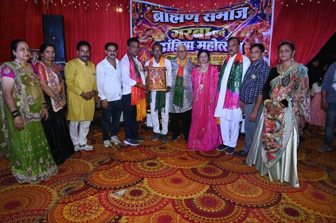 सर्व ब्राह्मण महासभा के डांडिया महोत्सव में उमड़ा उत्साह, गरबा-डांडिया की धूम
मातृशक्ति और युवाओं ने दीं आकर्षक प्रस्तुतियां, भक्ति और सांस्कृतिक उल्लास के बीच देर शाम तक झूमे समाजबंधु
गंगापुर सिटी। सर्व ब्राह्मण महासभा के तत्वावधान में शुक्रवार को विजय पैलेस मैरिज होम में डांडिया महोत्सव-2026 का भव्य आयोजन किया गया। महोत्सव में समाज के लोगों, मातृशक्ति और युवाओं ने उत्साहपूर्वक भाग लिया। पारंपरिक वेशभूषा में सजे प्रतिभागियों ने गरबा और डांडिया नृत्य की मनमोहक प्रस्तुतियों से आयोजन स्थल को उत्सवमय बना दिया। पूरे कार्यक्रम के दौरान भक्ति, उल्लास और सामाजिक एकता का अनूठा संगम देखने को मिला।
कार्यक्रम की मुख्य अतिथि सर्व ब्राह्मण महासभा की प्रदेशाध्यक्ष डॉ. शैल शास्त्री रहीं। मंचासीन अतिथियों में प्रदेश कार्यकारी अध्यक्ष गोपाल शर्मा (पार्थ), डॉ. राजेन्द्र शास्त्री, महिला प्रकोष्ठ की संभाग प्रभारी सावित्री शर्मा, संभाग अध्यक्ष शारदा शर्मा, जिलाध्यक्ष शिवचरण शर्मा, कार्यक्रम संयोजक मिथलेश व्यास, मुकेश देहात, राजकुमार उपाध्याय, विप्र फाउंडेशन के जिलाध्यक्ष दिलीप तिवारी, पूर्व सभापति संगीता बौहरा,नीरज दीक्षित, अनिता अवस्थी, अतुल शर्मा एवं रविदत्त जैमिनी सहित समाज के अनेक गणमान्यजन उपस्थित रहे।
कार्यक्रम का शुभारंभ अतिथियों द्वारा मां दुर्गा के चित्र के समक्ष दीप प्रज्ज्वलित कर किया गया। इसके बाद सभी ने मां दुर्गा की आरती कर विधिवत पूजा-अर्चना की तथा माता रानी के जयकारों के साथ महोत्सव का आगाज हुआ। भक्ति गीतों और डांडिया की मधुर धुनों के बीच महिलाओं एवं युवाओं ने पारंपरिक गरबा और डांडिया नृत्य प्रस्तुत किया। रंग-बिरंगी पारंपरिक वेशभूषा, ताल से ताल मिलाते कदमों और उत्साह से भरे वातावरण ने उपस्थित लोगों का मन मोह लिया।
महोत्सव के दौरान प्रतिभागियों ने विभिन्न डांडिया गीतों पर सामूहिक नृत्य कर कार्यक्रम में चार चांद लगा दिए। महिलाओं की सक्रिय भागीदारी विशेष आकर्षण रही। आयोजन में धार्मिक आस्था के साथ भारतीय सांस्कृतिक परंपराओं की झलक देखने को मिली। कार्यक्रम ने समाज के लोगों को एक मंच पर एकत्रित कर आपसी मेल-मिलाप, सहयोग और सामाजिक सद्भाव को मजबूत करने का संदेश दिया।
आयोजन को सफल बनाने में महासभा के पदाधिकारियों, मातृशक्ति, युवाओं एवं सहयोगकर्ताओं की महत्वपूर्ण भूमिका रही। संभाग अध्यक्ष शारदा शर्मा ने कार्यक्रम में सहयोग देने वाले सभी समाजबंधुओं एवं सहयोगकर्ताओं का आभार व्यक्त किया। कार्यक्रम का मंच संचालन विनय तिवाड़ी ने किया।
डांडिया महोत्सव उत्साह, उमंग और सांस्कृतिक रंगों के बीच संपन्न हुआ। इस आयोजन ने समाज की सांस्कृतिक विरासत को सहेजने, नई पीढ़ी को परंपराओं से जोड़ने तथा सामाजिक एकता और आपसी सद्भाव को बढ़ावा देने का संदेश दिया। कार्य क्रम तहसील अध्यक्ष ममता उपाध्याय, युवा अध्यक्ष अर्चना शर्मा, रीनू व्यास,अनिता व्यास, अनिता शर्मा आरती शर्मा, अंजली दुबे,किरण शर्मा,पिस्ता शर्मा, रेणुका,निशा शर्मा, मीना,मोना, अंजू रीना महामंत्री संगीता शर्मा, अंजली शर्मा,नीतू,राखी, शिवानी, कोमल , ग़ौरी शर्मा, सोनिया, तरूणा शर्मा,मधु, मीना,छवि, सीमा, प्रेम, रेणुका, मोनिका गायत्री, सीमा ममता, ज्योति, सपना , संयोजक देवेन्द्र शर्मा, विजय शर्मा, मनीष व्यास, राधारमण, कोषाध्यक्ष सतीश शर्मा, सुनिल शर्मा, प्रेम चंद गौतम , विष्णु गुरु जी, जितेन्द्र शर्मा, राजेन्द्र साहरिया,अविनाशशर्मा, भूपेंद्र शर्मा,आदि उपस्थित थे