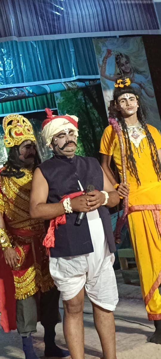 **रामलीला मंच पर छाए घनश्याम कोटार, निषाद राज केवट के अभिनय से जीता दर्शकों का दिल**
**मनोज कुमार बिन्द, पत्रकार**
**जसरा, प्रयागराज।** शारदीय नवरात्र के अवसर पर आयोजित रामलीला में जसरा के पूर्व ब्लॉक प्रमुख प्रतिनिधि घनश्याम कोटार ने निषाद राज केवट का शानदार अभिनय कर दर्शकों का दिल जीत लिया। उनके अभिनय में भक्ति, हास्य और ग्रामीण संस्कृति की अनूठी झलक देखने को मिली।
मंच पर भगवान श्रीराम से केवट के संवाद के दौरान घनश्याम कोटार ने अपनी अवधी बोली, हाव-भाव और दमदार संवाद अदायगी से ऐसा समां बांधा कि पूरा पंडाल तालियों से गूंज उठा। उन्होंने केवट के उस प्रसंग को जीवंत कर दिया, जिसमें भगवान श्रीराम को नाव पर बैठाने से पहले उनके चरण धोने की बात कही जाती है।
केवट के संवादों में भक्ति के साथ हास्य का ऐसा संगम देखने को मिला कि दर्शक मंत्रमुग्ध हो गए। मंच पर भगवान श्रीराम, लक्ष्मण और माता सीता के स्वरूप में मौजूद कलाकारों के साथ केवट की लीला ने रामभक्तों को भावविभोर कर दिया।
श्री रामलीला नाट्य समिति, पुरानी बाजार के पदाधिकारियों के अनुसार, घनश्याम कोटार हर वर्ष रामलीला में बढ़-चढ़कर हिस्सा लेते हैं। उनके अभिनय में धार्मिक आस्था के साथ स्थानीय भाषा और ग्रामीण परंपराओं की झलक साफ दिखाई देती है। इस बार भी उनके केवट प्रसंग की क्षेत्र में खूब सराहना हो रही है।
रामलीला का समापन जय श्रीराम के उद्घोष के साथ हुआ।