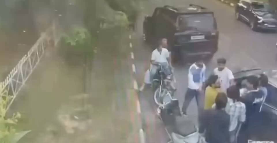 कुरुक्षेत्र विश्वविद्यालय में थार सवारियों को ने मारी स्कूटी सवार युवतियों को टक्कर