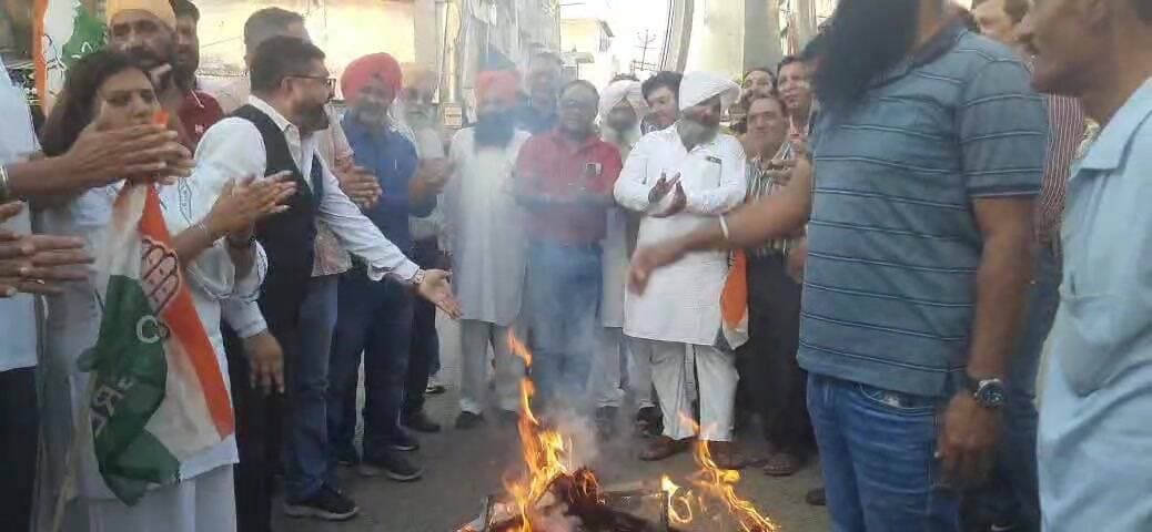 अम्बाला: अंकिता भंडारी केस में कांग्रेस का जोरदार विरोध, दुष्यंत गौतम के पुतले का दहन