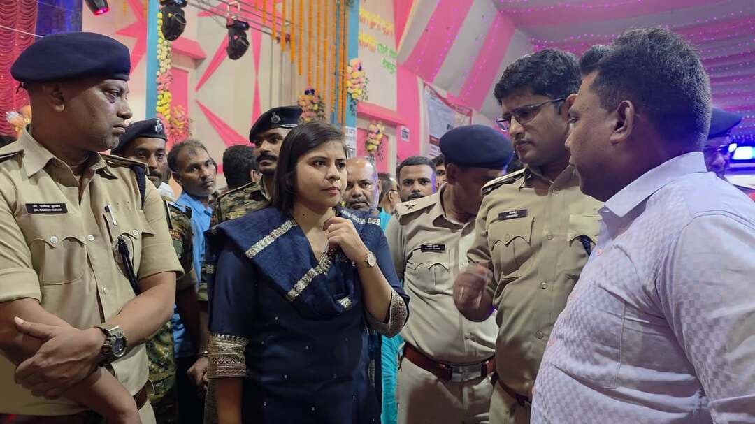 शेखपुरा में आज दिनांक 17 अक्टूबर 2026 को जिलाधिकारी श्री शेखर आनंद एवं पुलिस अधीक्षक श्री हिमांशु ने एसडीएम श्रीमती प्रियंका कुमार सहित अन्य प्रशासनिक एवं पुलिस पदाधिकारियों के साथ विभिन्न पूजा पंडालों एवं संवेदनशील स्थलों का स्वयं भ्रमण कर सुरक्षा व्यवस्था का जायजा लिया।
इस दौरान अधिकारियों ने पूजा पंडालों में पहुंचकर आयोजकों एवं संबंधित पदाधिकारियों को शांतिपूर्ण एवं सौहार्दपूर्ण वातावरण में दुर्गापूजा संपन्न कराने, भीड़ प्रबंधन, यातायात व्यवस्था, सुरक्षा एवं साफ-सफाई को लेकर आवश्यक दिशा-निर्देश दिए। साथ ही, विधि-व्यवस्था बनाए रखने और किसी भी अप्रिय घटना से बचाव के लिए विशेष सतर्कता बरतने का निर्देश दिया।
जिला प्रशासन एवं पुलिस प्रशासन दुर्गापूजा के दौरान आमजन की सुरक्षा एवं शांतिपूर्ण आयोजन सुनिश्चित करने के लिए पूरी तरह मुस्तैद है।
Information & Public Relations Department, Government of Bihar