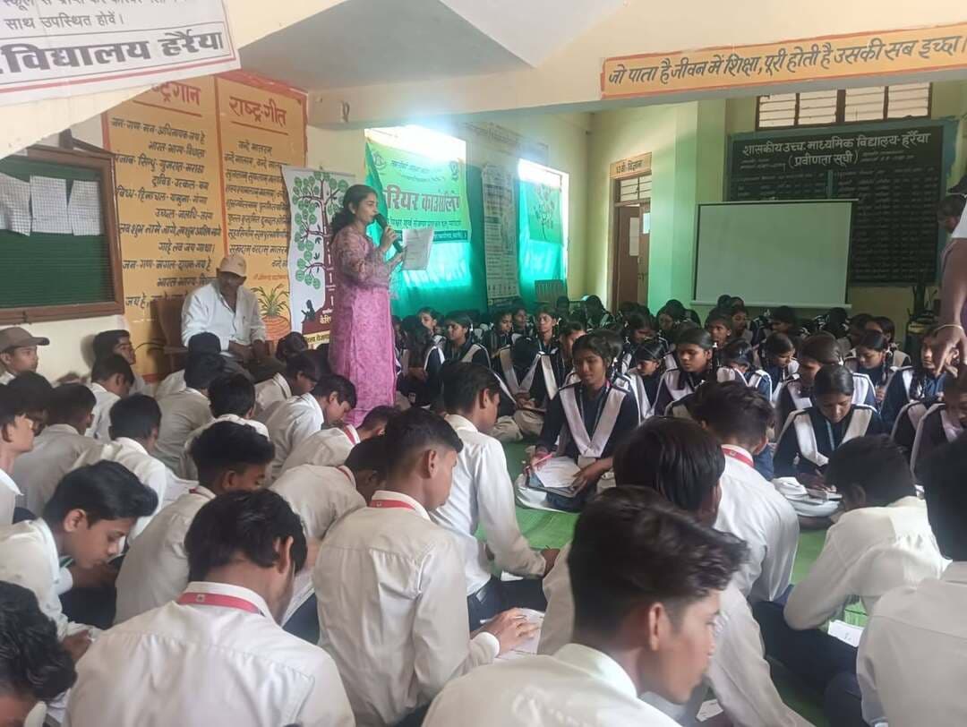 🔳सेवा संकल्प अभियान के तहत 241 विद्यार्थियों को मिला करियर मार्गदर्शन
🔳तकनीकी शिक्षा, प्रतियोगी परीक्षाओं और रोजगार के अवसरों की दी गई जानकारी
🔳कटनी - सेवा संकल्प अभियान के अंतर्गत जिला रोजगार कार्यालय, कटनी द्वारा विकासखंड विजयराघवगढ़ के दो शासकीय विद्यालयों शासकीय उच्चतर माध्यमिक विद्यालय हरैया तथा सांदीपनि शासकीय उच्चतर माध्यमिक विद्यालय कारीतलाई में करियर काउंसलिंग कार्यक्रम आयोजित किए गए। कलेक्टर श्री आशीष तिवारी के निर्देशन में आयोजित इन कार्यक्रमों में 241 विद्यार्थियों को करियर संबंधी मार्गदर्शन प्रदान किया गया।
प्रभारी जिला रोजगार अधिकारी श्रीमती सुषमा विश्वकर्मा ने बताया कि शासकीय उच्चतर माध्यमिक विद्यालय हरैया में 144 विद्यार्थियों तथा सांदीपनि शासकीय उच्चतर माध्यमिक विद्यालय कारीतलाई में 97 विद्यार्थियों ने सहभागिता की। इनमें कुल 121 छात्र एवं 120 छात्राएं शामिल रहीं।
काउंसलिंग के दौरान विषय विशेषज्ञों एवं मनोवैज्ञानिकों ने विद्यार्थियों को तकनीकी शिक्षा, कौशल विकास, आईटीआई में उपलब्ध प्रशिक्षण, अप्रेंटिसशिप, रोजगार एवं स्वरोजगार के अवसरों तथा विभिन्न प्रतियोगी परीक्षाओं की तैयारी के संबंध में जानकारी दी। विद्यार्थियों को राज्य एवं राष्ट्रीय स्तर की परीक्षाओं और शासकीय छात्रवृत्ति योजनाओं से भी अवगत कराया गया।
विशेषज्ञों ने विद्यार्थियों को मानसिक एकाग्रता बढ़ाने, ध्यान एवं योग के महत्व तथा पढ़ाई के दौरान मन को केंद्रित रखने के उपयोगी तरीके बताए। साथ ही अपनी रुचि, योग्यता एवं क्षमता के अनुरूप करियर का चयन करने और भविष्य के लिए स्पष्ट लक्ष्य निर्धारित करने के लिए प्रेरित किया।
करियर काउंसलिंग एवं जॉब फेयर प्रभारी श्री अनिल तिवारी ने बताया कि जिला रोजगार कार्यालय द्वारा सेवा संकल्प अभियान के तहत जिले के विभिन्न विद्यालयों में निरंतर करियर काउंसलिंग कार्यक्रम आयोजित किए जा रहे हैं। इनका उद्देश्य विद्यार्थियों को शिक्षा, कौशल प्रशिक्षण, प्रतियोगी परीक्षाओं एवं रोजगार के अवसरों की जानकारी देकर भविष्य के लिए उचित निर्णय लेने में सक्षम बनाना है।
#सेवा_संकल्प_अभियान
#SewaSankalpAbhiyaan
#JansamparkMP
#CMMadhyaPradesh
#DrMohanYadav51
#udaypratapmp
#jbpcommissioner
#katni
#कटनी