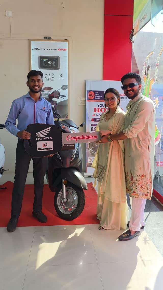 🪔🛵 આ તહેવાર પર પત્ની ખુશ તો પરિવાર ખુશ! 😂❤️
સાડી-ડ્રેસ નહીં, આ વખતે જોઈએ નવી Honda Activa! 😍🎁 અને Dwarkesh Honda લઈને આવ્યું છે આ ફેસ્ટિવલની ધમાકેદાર ઓફર! 🎉
🔥 Honda Activa પર ₹4,000 સુધીનું ડિસ્કાઉન્ટ!
💰 સરળ EMIની સુવિધા
🎁 ઓછું ડાઉન પેમેન્ટ
🔄 આકર્ષક એક્સચેન્જ ઓફર અને બીજું ઘણું બધું!
તો પછી રાહ શેની જુઓ છો? 😉 આ તહેવાર એ ખુશીઓની સવારી ઘરે લાવો અને તમારા પરિવારને આપો નવી Activaની ખુશી! 🛵✨
📍 આજે જ મુલાકાત લો તમારા નજીકના Dwarkesh Honda શોરૂમની!
❤️ Dwarkesh Honda — આ તહેવારે ખુશીઓની સવારી તમારી સાથે!
@dwarkesh2013
#marumodasa #HondaActiva #DiwaliOffer #modasa #viral