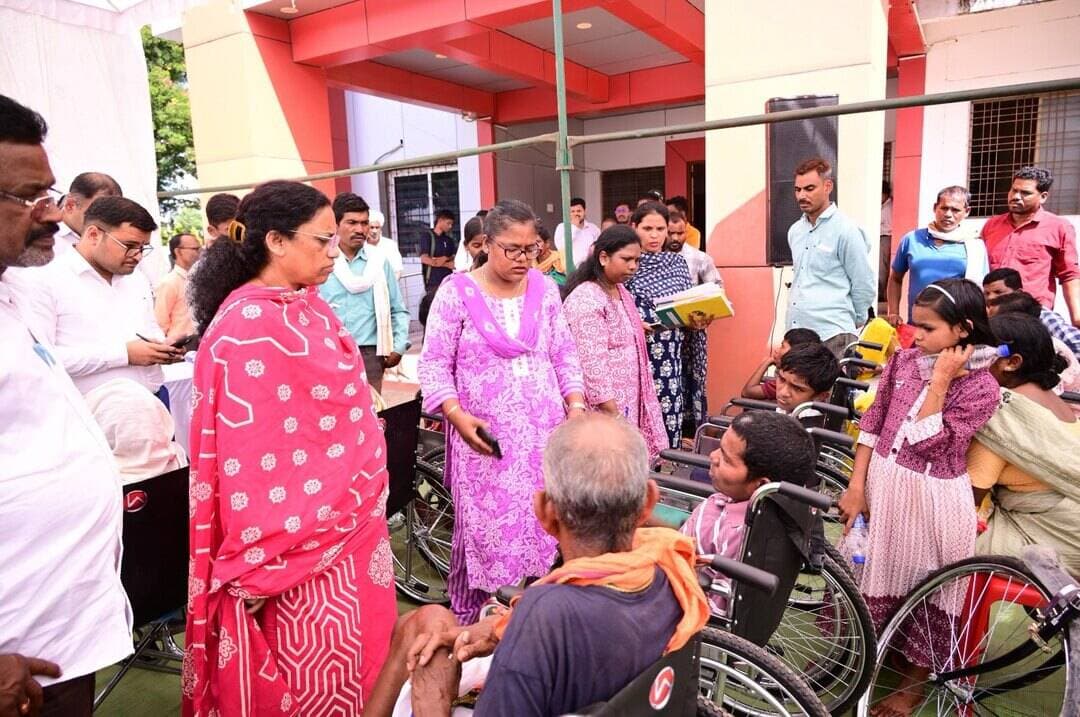 सेवा संकल्प अभियान के तहत 41 दिव्यांगजनों को मिले सहायक उपकरण, जीवन होगा सुगम।
कोण्डागांव में विधायक सुश्री लता उसेंडी एवं कलेक्टर श्रीमती नूपुर राशि पन्ना की उपस्थिति में आयोजित कार्यक्रम में 41 दिव्यांगजनों को सहायक उपकरण प्रदान किए गए। इनमें 15 हितग्राहियों का मौके पर मेडिकल सर्टिफिकेट बनाकर उपकरण वितरित किए गए।
यह पहल दिव्यांगजनों को आत्मनिर्भर बनाने और उनकी दैनिक गतिविधियों को सुगम करने की दिशा में महत्वपूर्ण कदम है।
#SevaSankalp #MawaKondanaar #संवर_रहा_छत्तीसगढ़