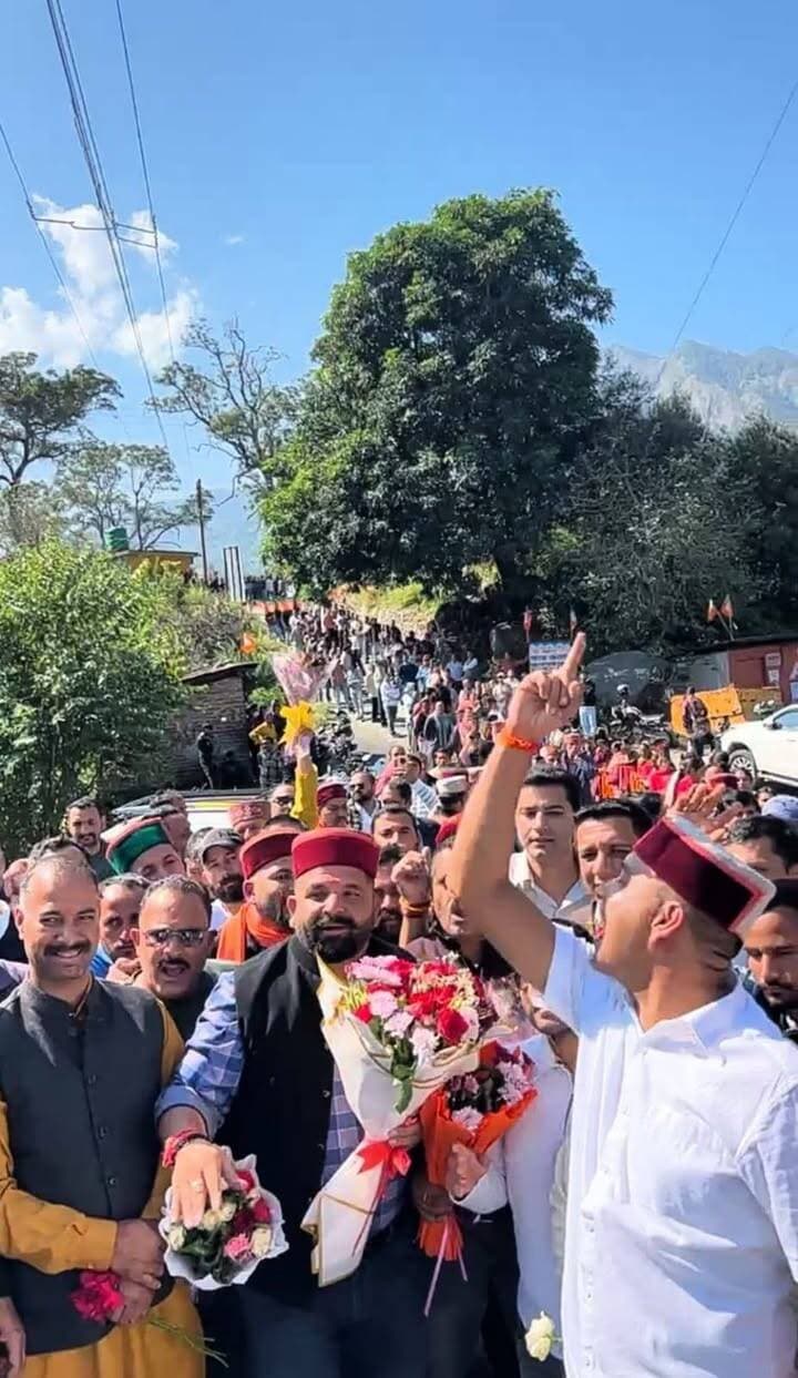 चुराह के कोटि में जयराम ठाकुर का स्वागत, ढोल-नगाड़ों के साथ जुटे भाजपा कार्यकर्ता
पूर्व मुख्यमंत्री एवं नेता प्रतिपक्ष जयराम ठाकुर शनिवार को चुराह प्रवास के दौरान कोटि पहुंचे। यहां चुराह विधायक डॉ. हंसराज और भाजपा कार्यकर्ताओं ने ढोल-नगाड़ों के साथ उनका जोरदार स्वागत किया। इस दौरान बड़ी संख्या में पार्टी कार्यकर्ता मौजूद रहे और पूरे उत्साह के साथ उनका अभिनंदन किया।
#चुराह #कोटि #जयरामठाकुर #डॉहंसराज #भाजपा #बीजेपी #चम्बा #चम्बान्यूज #हिमाचलप्रदेश #हिमाचलन्यूज #राजनीति #Churah #JaiRamThakur #BJP #chambaexpress