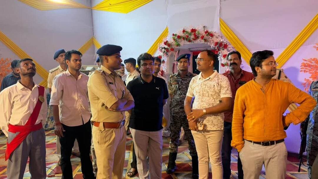 दुर्गा पूजा के अवसर पर रोहतास जिले में पर्व को शांतिपूर्ण एवं सुरक्षित ढंग से संपन्न कराने के उद्देश्य से आज जिलाधिकारी, रोहतास श्री दीपक कुमार मिश्रा एवं पुलिस अधीक्षक, रोहतास मिस्टर राज द्वारा डेहरी-डालमियानगर के विभिन्न दुर्गा पूजा पंडालों का निरीक्षण किया गया। इस दौरान उन्होंने पंडालों में सुरक्षा व्यवस्था, श्रद्धालुओं की सुविधाओं, भीड़ प्रबंधन तथा जिला प्रशासन एवं पुलिस प्रशासन की तैयारियों का जायजा लिया।
निरीक्षण के क्रम में जिलाधिकारी एवं पुलिस अधीक्षक द्वारा संबंधित पदाधिकारियों को निर्देश दिए गए कि पूजा पंडालों में सुरक्षा के सभी आवश्यक मानकों का अनुपालन सुनिश्चित किया जाए तथा श्रद्धालुओं को किसी प्रकार की असुविधा न हो। उन्होंने पर्व के दौरान विधि-व्यवस्था बनाए रखने और लोगों की सुरक्षा सुनिश्चित करने के लिए आवश्यक सतर्कता बरतने का निर्देश दिया। इस दौरान अनुमंडल पदाधिकारी डेहरी, अनुमंडल पुलिस पदाधिकारी डेहरी, कार्यपालक पदाधिकारी डेहरी डालमियानगर नगर परिषद, विशेष कार्य पदाधिकारी एवं संबंधित पदाधिकारी उपस्थित रहे।
#IPRD
#BiharGovernment
#durgapuja
#PublicService
#CMSamrat
Information & Public Relations Department, Government of Bihar