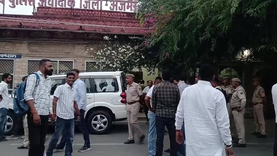 राजस्थान यूथ कांग्रेस के प्रदेशाध्यक्ष अभिषेक चौधरी अजमेर से लाइव, भाजपा प्रदेश अध्यक्ष मदन राठौड़ के पाकिस्तान को लेकर दिए बयान पर अजमेर में बवाल 🛑
देखिये लाइव #मरूधरा_टूडे पर
#ajmer #october #ajmercity #ajmernews #today #updatenews #headlines #rajasthan #राजस्थान #rajasthannews #bigbreakingNews #latestnews #news #bjp #madanrathore
