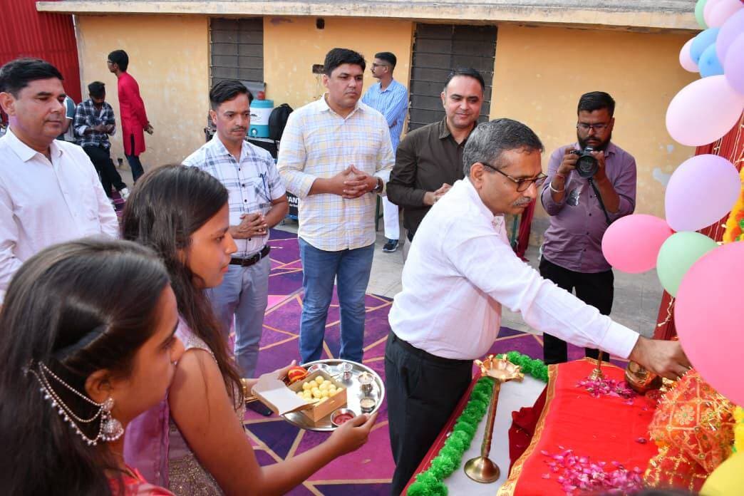 बीकानेर तकनीकी विश्वविद्यालय में सांस्कृतिक समरसता कार्यक्रम आयोजित, 400 विद्यार्थियों ने लिया भाग
बीकानेर, 17 अक्टूबर। बीकानेर टेक्निकल यूनिवर्सिटी के बैडमिंटन कैंपस में सांस्कृतिक समरसता कार्यक्रम–2026 का आयोजन किया गया। कार्यक्रम में लगभग 400 विद्यार्थियों ने भाग लिया। कार्यक्रम का उद्देश्य विद्यार्थियों में सांस्कृतिक एकता, आपसी सद्भाव और सामूहिक सहभागिता की भावना को प्रोत्साहित करना रहा।
कुलगुरु प्रो. अखिल रंजन गर्ग एवं प्राचार्य डॉ. परबंत सिंह संधू ने दीप प्रज्वलित कर कार्यक्रम की शुरुआत की। उन्होंनेअ सांस्कृतिक गतिविधियों में भागीदारी, आपसी सहयोग और भारतीय परंपराओं के महत्व पर प्रकाश डाला। विद्यार्थियों ने एकल नृत्य, समूह नृत्य एवं गायन की प्रस्तुतियां दीं। कमलदीप ने एकल नृत्य, मालविका एवं समूह, कमलदीप एवं समूह तथा राशि एवं समूह ने समूह नृत्य से दर्शकों का मन मोह लिया।मोहित की गायन प्रस्तुति ने कार्यक्रम में विशेष रंग भर दिया।
कार्यक्रम का मुख्य आकर्षण गरबा एवं डांडिया रहा, जिसमें विद्यार्थियों ने बढ़-चढ़कर हिस्सा लिया। पारंपरिक संगीत और नृत्य के बीच पूरा परिसर उत्साहपूर्ण वातावरण से सराबोर नजर आया। कार्यक्रम के अंत में विजेताओं एवं आयोजन में महत्वपूर्ण योगदान देने वाले समन्वयकों को सम्मानित किया गया। फैकल्टी समन्वयक श्री जय भास्कर ने आभार जताया। इस दौरान अरुण बिजारणियां, मनोज चौधरी, गोलू जाट, परविंदर दहिया, अनिल चौधरी, आयुषी बासेठिया, मीनल सोनी, प्रदीप जाट, मोहित शर्मा, लोकेश चौधरी, मुकेश चौधरी, हर्ष, रणवीर कुमावत, मयूर माहेश्वरी, राघव, अमित कुमार गुप्ता एवं मनोज सैनी शामिल रहे।