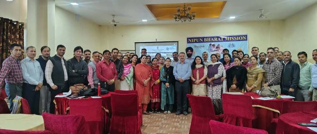 *सोलन में निपुण भारत मिशन के तहत प्राथमिक शिक्षकों का पांच दिवसीय प्रशिक्षण कार्यक्रम सम्पन्न*
समग्र शिक्षा के अंतर्गत निपुण भारत मिशन के तहत प्राथमिक शिक्षकों का पांच दिवसीय जिला स्तरीय प्रशिक्षण कार्यक्रम होटल सेंटा रोजा, शामती, सोलन में सफलतापूर्वक सम्पन्न हुआ। प्रशिक्षण में जिले के विभिन्न शिक्षा खंडों से 45 जेबीटी शिक्षकों ने भाग लिया।
प्रशिक्षण का शुभारम्भ डिप्टी डायरेक्टर स्कूल एजुकेशन (क्वालिटी कंट्रोल) सोलन डॉ राजेंद्र वर्मा जी ने किया। डायट प्रिंसिपल ममता गुप्ता जी ने भी ट्रेनिंग के दौरान आकर टीचर्स का मार्गदर्शन किया। सेक्शन ऑफिसर सुनील पाल तथा अकाउंटेंट सुनील कुमार ने अध्यापकों को SNA-SPARSH संबंधित जानकारी दी।
जबकि समापन अवसर पर जिला निपुण कोऑर्डिनेटर नीलम परिहार ने बताया कि प्रशिक्षण का मुख्य उद्देश्य बच्चों में आधारभूत साक्षरता एवं संख्यात्मक ज्ञान (FLN) को प्रभावी ढंग से विकसित करना है। उन्होंने शिक्षकों से प्रशिक्षण में अर्जित ज्ञान एवं कौशल को कक्षाओं में प्रभावी ढंग से लागू करने तथा बच्चों के सर्वांगीण विकास पर विशेष ध्यान देने का आह्वान किया। जिला स्तर पर प्रशिक्षित मास्टर ट्रेनर अब खंड स्तर पर प्राथमिक शिक्षकों को प्रशिक्षित करेंगे।
प्रशिक्षण के दौरान स्रोत व्यक्तियो मीना कुमारी, भागीरथी शर्मा तथा प्रथम एजुकेशन फाउंडेशन से दिनेश, रेशमा तथा दीक्षा ने कक्षा प्रथम व द्वितीय की हिंदी, अंग्रेजी एवं गणित विषयों की कक्षा कक्ष गतिविधियों की पूर्ण प्रक्रिया को पाठ्यक्रम आधारित शिक्षण की जानकारी प्रदान की। साथ ही, निपुण उत्सव के आयोजन एवं क्रियान्वयन के संबंध में भी व्यावहारिक प्रशिक्षण दिया गया।