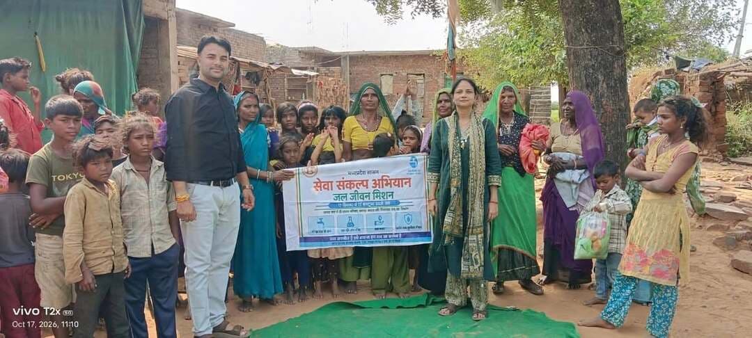 निमोदामठ में जल संरक्षण की शपथ का आयोजन
----
कलेक्टर सुश्री शीला दाहिमा के मार्गदर्शन में सेवा संकल्प अभियान के तहत लोक स्वास्थ्य यांत्रिकी विभाग द्वारा आदिवासी विकासखंड कराहल के ग्राम निमोदा मठ में जल के महत्व पर जनजागरूकता कार्यक्रम आयोजित करते हुए उपस्थितजनों को जल संरक्षण की शपथ दिलाई, इसके साथ ही शुद्ध पेयजल के महत्व के बारे में जानकारी प्रदान की गई।
कार्यक्रम में जिला सलाहकार श्रीमती आराधना पाराशर द्वारा जल जीवन मिशन के उद्देश्यों पर प्रकाश डाला गया तथा ग्रामीणों से अपील की कि जल संरक्षण को जनभागीदारी का अभियान बनाएं, क्योंकि पानी बनाया नहीं जा सकता, केवल बचाया जा सकता है। इस अवसर पर उन्होंने नलो में टोटियां लगाने तथा आवश्यकतानुसार पानी का उपयोग करने के लिए ग्रामीणों को प्रेरित किया।
-
CM Madhya Pradesh
Jansampark Madhya Pradesh
#JansamparkMP
#sheopur