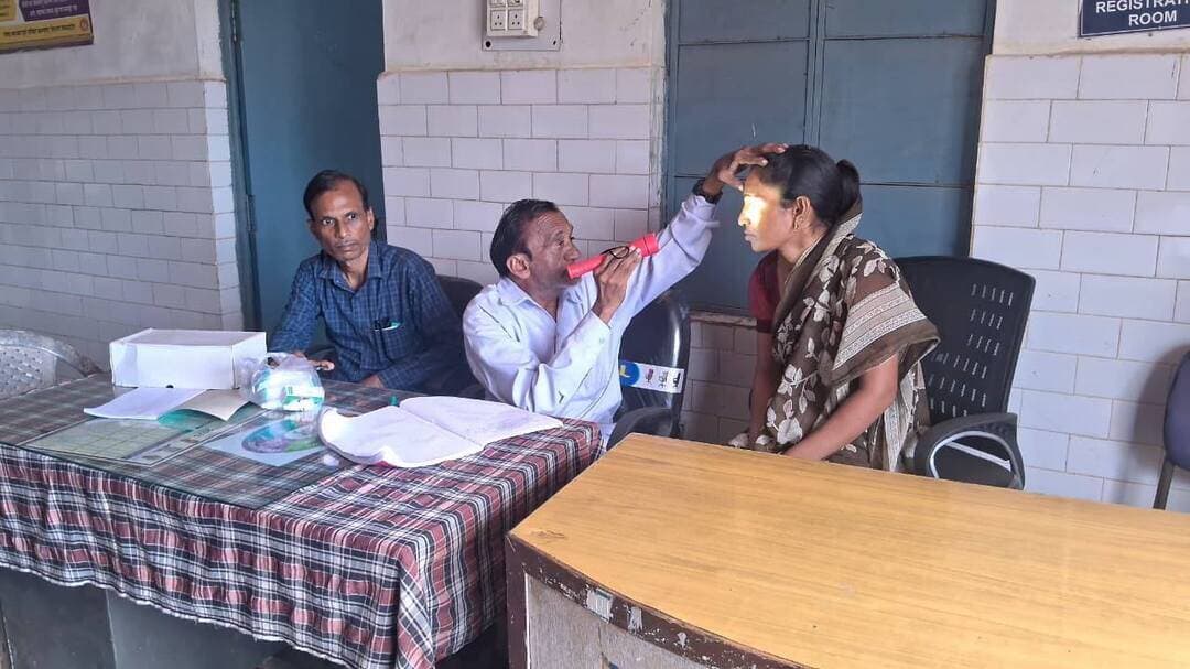 प्राथमिक स्वास्थ्य केंद्र सहसराम में स्वास्थ्य शिविर आयोजित
----
कलेक्टर सुश्री शीला दाहिमा के मार्गदर्शन में सेवा संकल्प अभियान के तहत प्राथमिक स्वास्थ्य केंद्र सहसराम में स्वास्थ्य शिविर का आयोजन किया गया।
भाजपा मंडल अध्यक्ष गसवानी श्री जगदीश धाकड़ ने मुख्य अतिथि के रूप में शिविर का शुभारंभ करते हुए कहा कि प्रधानमंत्री श्री नरेन्द्र मोदी जी का जीवन और उनका नेतृत्व देश के हर नागरिक के लिए प्रेरणादायी है। देश में गरीब कल्याण की योजनाओं और स्वास्थ्य सेवाओं को जन-जन तक पहुंचाने के लिए यह सेवा संकल्प अभियान चलाया जा रहा है।
निःशुल्क स्वास्थ्य शिविर में चिकित्सा अधिकारी डॉ. देशराज सिंह, डॉ भूपेंद्र सिंह के नेतृत्व में चिकित्सकों और पैरामेडिकल स्टाफ द्वारा 80 से अधिक लोगों के स्वास्थ्य की जांच एवं 15 लोगों की आँखों की जाँच की गई तथा निशुल्क उपचार प्रदान किया गया। इस अवसर पर बीईई साहिब कुरैशी, श्री रामनरेश, श्री योगेश शर्मा सहित सीएचओ, एएनएम आदि उपस्थित रहें।
-
CM Madhya Pradesh
Jansampark Madhya Pradesh
#JansamparkMP
#sheopur
