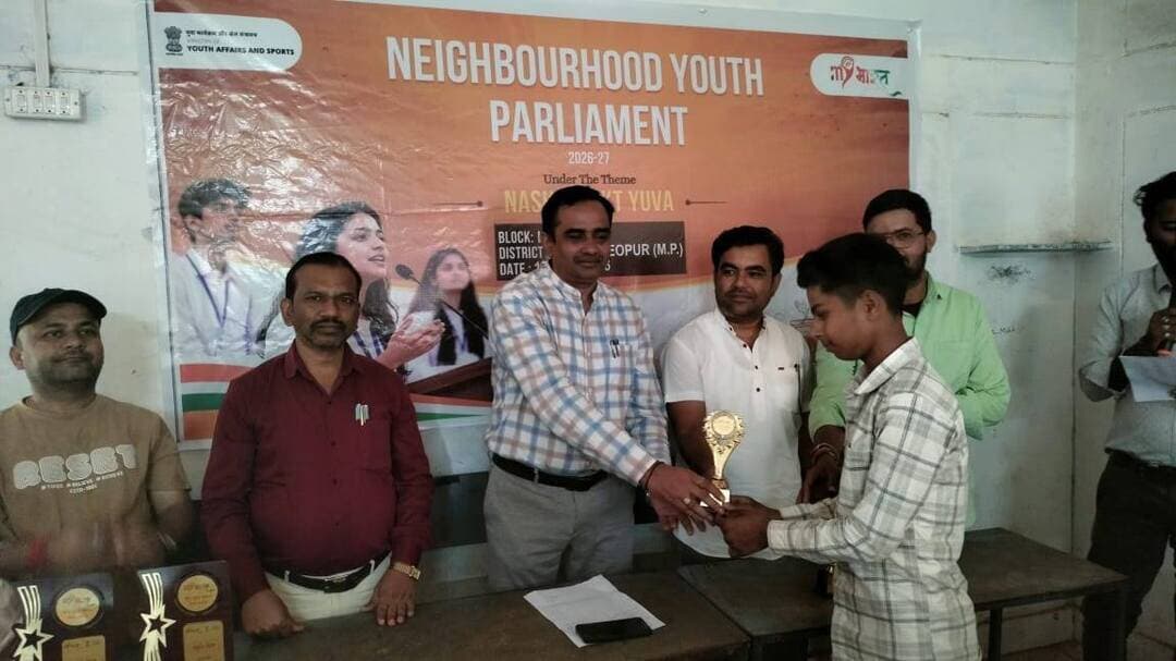 कराहल में सम्पन्न हुई आसपड़ोस में युवा संसद
माय भारत के आयोजन में विद्यार्थियों ने की सहभागिता
----
जिले के कराहल ब्लॉक में आज शनिवार को युवा कार्यक्रम एवं खेल मंत्रालय भारत सरकार के तत्वावधान में माय भारत द्वारा नशामुक्ति विषय पर आसपड़ोस में युवा संसद कार्यक्रम का आयोजन शासकीय उत्कृष्ट उच्चतर माध्यमिक विद्यालय में किया गया, जिसमें हाईस्कूल और हायर सेकेंडरी के छात्रो ने आपस में पक्ष-विपक्ष की भूमिका निभाते हुए नशे के खिलाफ सामुहिक जनजागरण की आवश्यकता जताई।
माय भारत की जिला युवा अधिकारी सुश्री विनीता चौधरी के मार्गदर्शन में आयोजित युवा संसद में विद्यालय प्राचार्य श्री अजय रावत, पंचायत सचिव श्री गिर्राज पालीवाल, शिक्षक श्री मनोज मीणा, श्री अनिल कुमार, श्री अमित कुमार साहू, श्री जगदीश चंदेल आदि मोजूद रहे।
विषय विशेषज्ञ के रूप में उपस्थित पंचायत सचिव श्री गिर्राज पालीवाल ने बताया कि नशा हमारे समाज की सबसे बड़ी बुराई है जिसके लिए प्रधानमंत्री श्री नरेन्द्र मोदी जी द्वारा विकसित भारत 2047 के अधीन नशामुक्ति अभियान चलाया हुआ है, वहीं सेवा संकल्प अभियान के तहत भी लगातार नशा मुक्ति हेतु कार्यक्रम किये जा रहे हैं, नशे को खत्म करने के लिए सामुहिक प्रयास जरूरी है।
इस मौके पर प्राचार्य श्री अजय रावत ने कहा कि स्वस्थ और सुरक्षित जीवन के लिए नशामुक्त समाज आवश्यक है। इस दौरान युवा संसद में हाईस्कूल और हायर सेकेंडरी छात्रो के बीच पक्ष विपक्ष का गठन किया गया जिन्होंने आपस में नशे के प्रति जागरूकता हेतु किये जा रहे प्रयासो को लेकर विचार व्यक्त किये, जिसके आधार पर कार्यक्रम में निणार्यक समिति द्वारा उत्कृष्ट प्रदर्शन करने वाले प्रतिभागियो को पुरूष्कृत भी किया।
इस दौरान नशामुक्ति स्लोगन लिखवाते हुए छात्रो से ड्रॉप बॉक्स में डलवाये जिनमें से उत्कृष्ट स्लोगन को चिन्हित कर पुरूष्कृत किया जायेगा। अंत में सभी छात्रो को प्रधानमंत्री श्री नरेन्द्र मोदी जी के नशामुक्ति पर दिये गये उद्बोधन का वीडियो प्रसारण भी दिखाया गया एवं नशामुक्ति की सामुहिक शपथ दिलाई गई। इस मोके पर कार्यक्रम प्रभारी श्री गिर्राज किशोर शर्मा, एनवायवी श्री मोहित मुदगल, सुश्री मोनिका शर्मा, माय भारत से श्री शिवकुमार दौहरे, श्री रवि कुशवाह आदि मौजूद रहे।
-
CM Madhya Pradesh
Jansampark Madhya Pradesh
#JansamparkMP
#sheopur