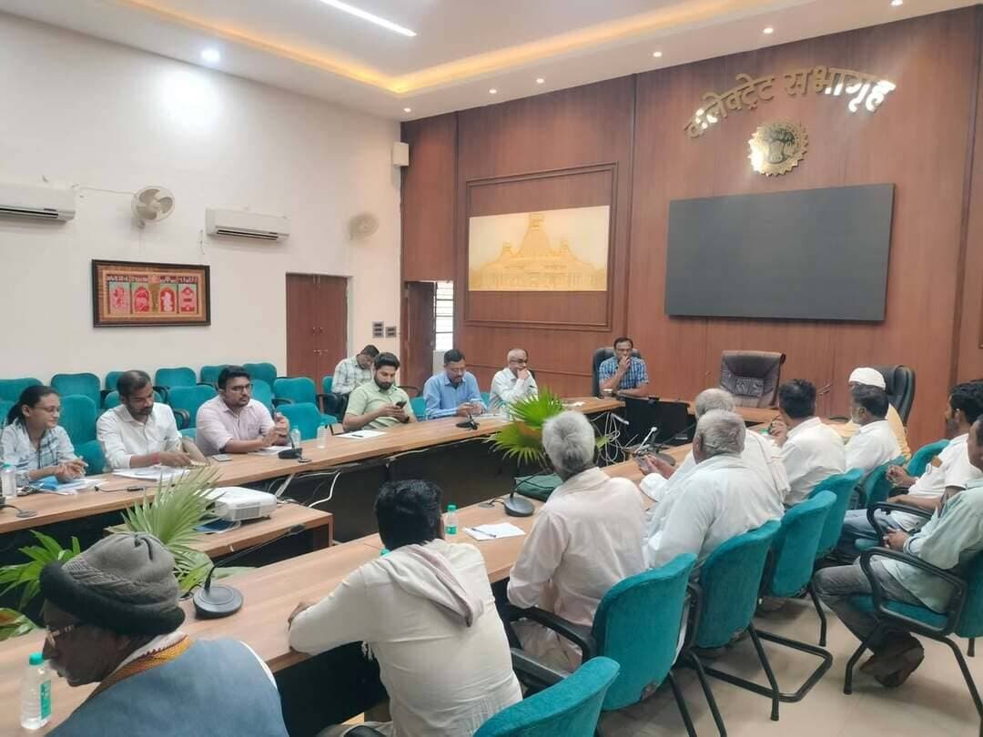 कम वर्षा, सिंचाई जल प्रबंधन एवं किसानों की समस्याओं के निराकरण हेतु बैठक आयोजित
---
जिले में कम वर्षा की स्थिति, सिंचाई जल प्रबंधन, विद्युत आपूर्ति, उर्वरक उपलब्धता एवं कृषि उपज मंडी से संबंधित किसानों की समस्याओं के निराकरण के उद्देश्य से शनिवार को कलेक्ट्रेट सभाकक्ष में अपर कलेक्टर श्री क्षितिज शर्मा की अध्यक्षता में भारतीय किसान संघ के प्रतिनिधियों एवं विभिन्न विभागों के अधिकारियों की समीक्षा बैठक आयोजित की गई। बैठक में उप संचालक कृषि श्री सी.एल. केवड़ा, उप संचालक आत्मा श्री ए.एस. सोलंकी, कार्यपालन यंत्री जल संसाधन विभाग श्री मनमीत मंडई, श्री एस.पी. तिर्की कार्यपालन यंत्री एनवीडीए उपसंभाग 25, श्री जय पाटीदार सहायक यंत्री एनवीडीए उपसंभाग 13, भारतीय किसान संघ के जिलाध्यक्ष श्री राधेश्याम चावरिया, प्रांत मंत्री श्री धरमचंद गुर्जर, जिला मंत्री श्री सुभाष पटेल सहित किसान संघ के पदाधिकारी एवं संबंधित विभागों के अधिकारी उपस्थित रहे।
कृषि विभाग के उप संचालक श्री सी.एल. केवड़ा द्वारा बताया गया कि बैठक में कम वर्षा की स्थिति को देखते हुए उपलब्ध जल संसाधनों के समुचित उपयोग तथा कम पानी में अधिक उत्पादन देने वाली फसल किस्मों के चयन पर जोर दिया गया। किसानों को ड्रिप एवं स्प्रिंकलर जैसी सूक्ष्म सिंचाई पद्धतियां अपनाने के लिए प्रोत्साहित करने पर चर्चा की गई। उन्होंने बताया कि सिंचाई जल के न्यायसंगत वितरण हेतु समय-सारणी तैयार कर सोशल मीडिया के माध्यम से व्यापक प्रचार-प्रसार करने पर जोर दिया गया। प्याज की फसल के लिए समय पर सिंचाई जल उपलब्ध कराने तथा सिंचाई के दौरान कम वोल्टेज एवं विद्युत ट्रिपिंग की समस्या के समाधान हेतु विद्युत एवं जल संसाधन विभाग को आपसी समन्वय से कार्य करने के निर्देश अपर कलेक्टर श्री क्षितिज शर्मा ने दिए गए।
अपर कलेक्टर श्री क्षितिज शर्मा ने हार्वेस्टर की सटीक जानकारी के लिए कृषि अभियांत्रिकी विभाग को पंजीयन सुनिश्चित करने के निर्देश दिये। उन्होंने कृषि उपज मंडी में किसानों को होने वाली समस्याओं, मंडी भावों में पारदर्शिता तथा प्याज के निर्यात से जुड़े विषयों पर भी चर्चा की। उन्होंने कृषि विभाग को किसानों को सुगमता से उर्वरक उपलब्ध कराने के लिए नगर उर्वरक बिक्री केंद्रों की संख्या बढ़ाने पर चर्चा की गई। साथ ही फसलों की वास्तविक स्थिति के आधार पर अनावारी रिपोर्ट तैयार करें। किसानों की स्थानीय समस्याओं का त्वरित निराकरण सुनिश्चित करने के लिए विकासखंड एवं तहसील स्तर पर भारतीय किसान संघ के प्रतिनिधियों तथा संबंधित विभागीय अधिकारियों के साथ नियमित बैठकें आयोजित की जाए। बैठक में अपर कलेक्टर श्री शर्मा ने किसान संघ द्वारा प्रस्तुत समस्याओं को गंभीरता से लेते हुए उनके समबद्ध एवं उचित निराकरण का आश्वासन दिया।
Jansampark Madhya Pradesh
General Administration Department, MP
Department of Agriculture, Madhya Pradesh
#khandwa