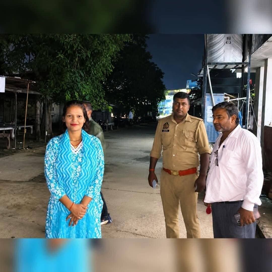 जमानत मिलने बाद फिर अखिलेश यादव को दी गाली:50 हजार के मुचलके पर पल्लवी शुक्ला को छोड़ा था, रील फेसबुक पर डाली
⚖️ 50 हजार रुपये के मुचलके पर मिली थी जमानत, वीडियो में पुलिस को भी चुनौती देने का आरोप; जांच में जुटी पुलिस
गोंडा में सोशल मीडिया क्रिएटर पल्लवी शुक्ला एक बार फिर विवादों में आ गई हैं। शनिवार दोपहर करीब 2 बजे उनका एक नया वीडियो सामने आया, जिसमें कथित तौर पर सपा प्रमुख अखिलेश यादव और उनकी मां के खिलाफ अभद्र भाषा का इस्तेमाल किया गया है। वीडियो में वह पुलिस की कार्रवाई को लेकर भी चुनौती देती नजर आ रही हैं।
📌 50 हजार रुपये के मुचलके पर मिली थी जमानत
इससे पहले अखिलेश यादव और यादव समाज के खिलाफ कथित अभद्र टिप्पणी के मामले में कौड़िया थाना पुलिस ने पल्लवी शुक्ला को गिरफ्तार किया था। पुलिस ने उन्हें कार्रवाई के लिए करनैलगंज के एसडीएम के समक्ष पेश किया था, जहां 50 हजार रुपये के मुचलके और कुछ शर्तों के साथ जमानत दी गई थी।
📱 नए वीडियो में भाजपा सरकार और विधायक के समर्थन का भी दावा
वायरल वीडियो में पल्लवी शुक्ला कथित तौर पर अखिलेश यादव और उनकी मां के बारे में अभद्र टिप्पणी करती सुनाई दे रही हैं। उन्होंने भाजपा सरकार और स्थानीय विधायक बावन सिंह के समर्थन की बात भी कही। वीडियो को लेकर जमानत की शर्तों के उल्लंघन की आशंका जताई जा रही है।
🚔 पुलिस ने लिया वीडियो का संज्ञान
कौड़िया थाना अध्यक्ष शशि कुमार राणा ने बताया कि शनिवार को वायरल हुए वीडियो का संज्ञान लिया गया है। मामले की जांच की जा रही है और कठोर कार्रवाई के लिए संबंधित अधिकारियों को पत्र भेजा जा रहा है।
वरिष्ठ अधिवक्ता बृजलाल तिवारी के मुताबिक, जमानत की शर्तों का उल्लंघन होने पर पुलिस की रिपोर्ट के आधार पर संबंधित मजिस्ट्रेट कार्रवाई कर सकते हैं। फिलहाल नए वीडियो और जमानत की शर्तों से जुड़े मामले में पुलिस की जांच के बाद ही आगे की स्थिति स्पष्ट होगी।