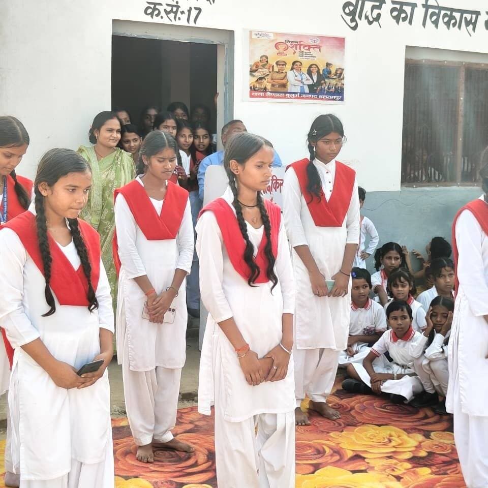 #Balrampur ! छात्राओं को करियर और साइबर सुरक्षा के प्रति किया जागरूक
अभ्युदय योजना से प्रतियोगी परीक्षाओं की तैयारी के बताए तरीके, साइबर ठगी से बचाव की दी जानकारी...
#उतरौला (#बलरामपुर)। मिशन शक्ति अभियान फेज-6.0 के तहत शनिवार को थाना गैड़ास बुजुर्ग पुलिस की मिशन शक्ति टीम ने ईंटइरामपुर स्थित रूदल प्रसाद किसान इंटर कॉलेज में करियर गाइडेंस एवं साइबर सुरक्षा कार्यशाला आयोजित की। इसमें छात्राओं को मुख्यमंत्री अभ्युदय योजना के तहत यूपीएससी, यूपीपीएससी, नीट, जेईई, पुलिस भर्ती समेत विभिन्न प्रतियोगी परीक्षाओं की निःशुल्क कोचिंग और मार्गदर्शन की जानकारी दी गई।
पुलिस अधीक्षक मार्तण्ड प्रकाश सिंह के निर्देशन में आयोजित कार्यक्रम में सफल अभ्यर्थियों एवं प्रशिक्षकों ने छात्राओं को लक्ष्य निर्धारण, समय प्रबंधन और नियमित अध्ययन के जरिए सफलता हासिल करने के गुर बताए। साथ ही शिक्षा के महत्व और सामाजिक कुरीतियों से बचाव के प्रति जागरूक किया गया।
कार्यशाला में छात्राओं को सोशल मीडिया के सुरक्षित इस्तेमाल, फर्जी कॉल, अनजान लिंक, ओटीपी धोखाधड़ी, साइबर बुलिंग और ऑनलाइन ब्लैकमेलिंग से बचने के उपाय बताए गए। साइबर अपराध की शिकायत के लिए हेल्पलाइन 1930 की जानकारी भी दी गई। अंत में छात्राओं से स्वयं सशक्त बनकर अन्य बालिकाओं को भी जागरूक करने की अपील की गई।
#balrampur #balrampurpolice