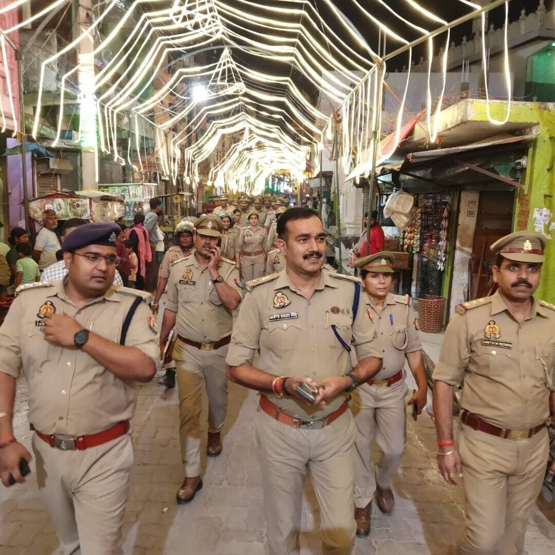 #Balrampur ! नवरात्रि पर सुरक्षा का पहरा, बलरामपुर में एसपी ने किया फ्लैग मार्च...
शरारती तत्वों पर रहेगी पुलिस की पैनी नजर, ड्रोन-कैमरों से होगी निगरानी...
#बलरामपुर। शारदीय नवरात्रि को शांतिपूर्ण एवं सकुशल संपन्न कराने के लिए पुलिस प्रशासन अलर्ट मोड पर है। शनिवार को पुलिस अधीक्षक मार्तण्ड प्रकाश सिंह ने भारी पुलिस बल के साथ नगर क्षेत्र में फ्लैग मार्च कर लोगों को सुरक्षा का भरोसा दिलाया। इस दौरान व्यापारियों और आमजन से संवाद कर उनकी समस्याएं सुनीं तथा बेहतर सुरक्षा व्यवस्था के लिए सुझाव भी लिए।
एसपी ने लोगों से नवरात्रि का त्योहार आपसी भाईचारे, शांति और सौहार्द के साथ मनाने की अपील की। उन्होंने कहा कि माहौल बिगाड़ने वाले शरारती तत्वों की सूचना तत्काल पुलिस को दें और त्योहार के दौरान पुलिस-प्रशासन का सहयोग करें।
ड्रोन और सीसीटीवी से होगी निगरानी
एसपी ने बताया कि प्रमुख स्थानों पर सादे कपड़ों में पुलिसकर्मियों की तैनाती की जाएगी। मां दुर्गा की प्रतिमा विसर्जन और जुलूस के दौरान ड्रोन कैमरों व सीसीटीवी से निगरानी रखी जाएगी। सोशल मीडिया पर भ्रामक अफवाहें फैलाने और भड़काऊ टिप्पणियां करने वालों पर साइबर एवं सोशल मीडिया सेल की लगातार नजर रहेगी।
फ्लैग मार्च के दौरान क्षेत्राधिकारी नगर अभिषेक सिंह, कोतवाली नगर व देहात के प्रभारी निरीक्षक, महिला थाना प्रभारी, निरीक्षक प्रज्ञान सहित भारी संख्या में पुलिसकर्मी मौजूद रहे।
#balrampurpolice