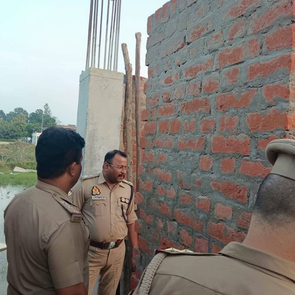 #बलरामपुर: महिला थाना परिसर में निर्माण कार्य का अपर पुलिस अधीक्षक ने लिया जायजा, समयबद्ध और गुणवत्तापूर्ण कार्य के दिए निर्देश
बलरामपुर | 17 अक्टूबर 2026
अपर पुलिस अधीक्षक श्री विशाल पाण्डेय ने आज जनपद के महिला थाना परिसर में चल रहे निर्माणाधीन भवन का औचक व सघन निरीक्षण किया। इस दौरान उन्होंने निर्माण कार्य की गुणवत्ता, उसमें प्रयुक्त होने वाली सामग्री और अब तक हुई प्रगति का बारीकी से जायजा लिया।
निरीक्षण के दौरान अपर पुलिस अधीक्षक ने संबंधित कार्यदायी संस्था और अधिकारियों को सख्त निर्देश दिए कि भवन निर्माण का कार्य तय समय-सीमा के भीतर और उच्च कोटि की गुणवत्ता के साथ पूरा किया जाए, ताकि जल्द से जल्द इसका लाभ मिल सके।
नवनिर्मित पुलिस कार्यालय और आधुनिक फर्नीचर का भी किया निरीक्षण
भवन निरीक्षण के बाद, अपर पुलिस अधीक्षक ने पुलिस कार्यालय परिसर का भी रुख किया। यहां उन्होंने कार्यालय में तैयार किए जा रहे नए फर्नीचर, सौंदर्यीकरण के कार्यों और हाल ही में नवनिर्मित आधुनिक कार्यालय कक्षों का विस्तृत निरीक्षण किया। उन्होंने अधिकारियों को निर्देशित किया कि कार्यालय की व्यवस्थाओं को और अधिक सुदृढ़, सुव्यवस्थित तथा आम जनता की सुविधाओं के अनुकूल बनाया जाए।
इस अवसर पर संबंधित विभागों के अधिकारी और पुलिस कर्मी उपस्थित रहे।
#Balrampurpolice