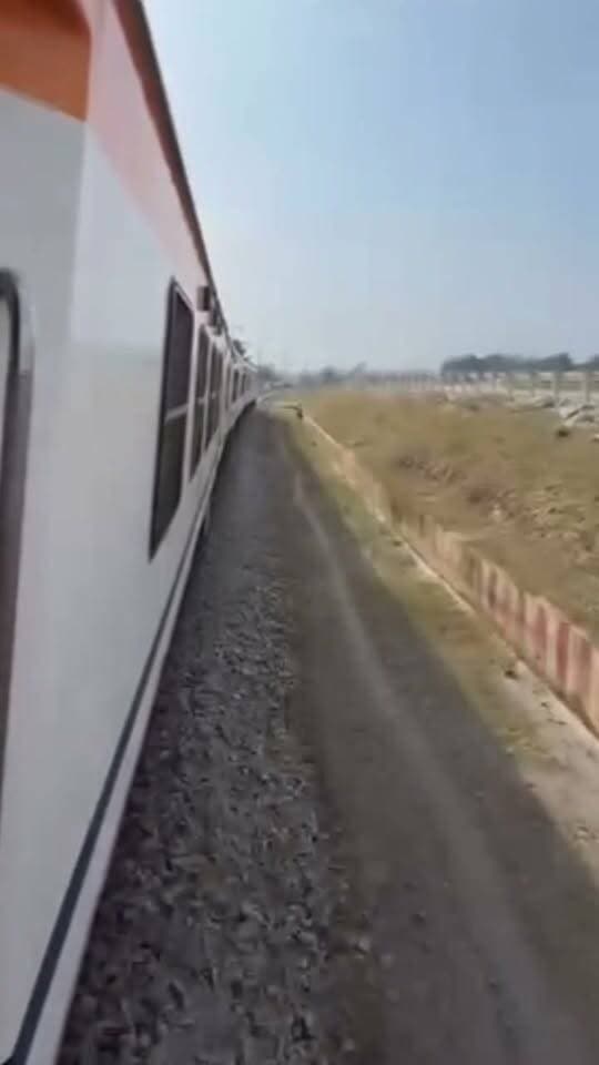 लम्बे इंतजार के बाद आखिरकार रामपुर मे पहुंची ट्रेन,देखे पहले दिन का वीडियो