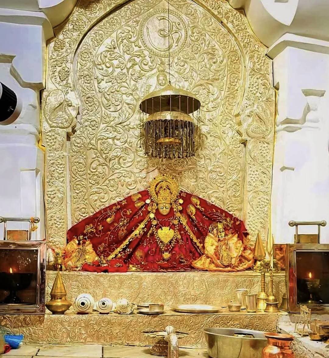 शारदीय नवरात्रि में रतनगढ़ माता मंदिर में उमड़ा आस्था का सैलाब, अब तक 8 से 10 लाख श्रद्धालुओं ने किए दर्शन
श्रद्धालुओं की सुविधा एवं सुगम दर्शन के लिए प्रशासन द्वारा निरंतर व्यवस्थाएं सुनिश्चित
शारदीय नवरात्रि के पावन अवसर पर दतिया जिले के सेवढ़ा विकासखंड में स्थित रतनगढ़ माता मंदिर में बड़ी संख्या में श्रद्धालु दर्शन के लिए पहुंच रहे हैं। नवरात्रि के प्रथम दिवस से अब तक लगभग 8 से 10 लाख श्रद्धालु दर्शन कर चुके हैं।
श्रद्धालुओं की सुविधा को दृष्टिगत रखते हुए मंदिर के पट 24 घंटे दर्शनार्थ खुले रखे गए हैं। दूर-दराज से आने वाले श्रद्धालुओं को सुगम एवं व्यवस्थित दर्शन उपलब्ध कराने के लिए जिला प्रशासन द्वारा आवश्यक व्यवस्थाएं सुनिश्चित की गई हैं।
Dr Mohan Yadav
CM Madhya Pradesh
Department of Religious trusts & Endowments, MP
Jansampark Madhya Pradesh
Collector Office Datia
#दतिया #CMMadhyaPradesh #JansamparkMP #datia #रतनगढ़मातामंदिर #शारदीयनवरात्रि #सेवढा़ #MadhyaPradesh