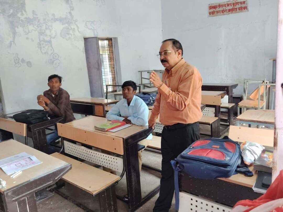 जन विश्वास कल्याण कार्यक्रम के तहत शासकीय विद्यालयों का निरीक्षण
जन विश्वास कल्याण कार्यक्रम के तहत लोक शिक्षण संचालनालय, भोपाल के उपसंचालक श्री अंजनी त्रिपाठी ने दतिया जिले के विभिन्न शासकीय विद्यालयों का निरीक्षण किया।
इस दौरान उन्होंने शासकीय हायर सेकेंडरी स्कूल बीकर, शासकीय बालक हायर सेकेंडरी स्कूल उनाव एवं शासकीय कन्या हायर सेकेंडरी स्कूल का भ्रमण कर शिक्षण व्यवस्था, विद्यार्थियों की उपस्थिति एवं उपलब्ध सुविधाओं का जायजा लिया। उन्होंने छात्र-छात्राओं से संवाद कर उनकी पढ़ाई के संबंध में जानकारी ली और शिक्षकों को विद्यार्थियों को गुणवत्तापूर्ण शिक्षा प्रदान करने, शत-प्रतिशत उपस्थिति सुनिश्चित करने तथा विद्यालयों में प्रभावी शिक्षण व्यवस्था बनाए रखने के निर्देश दिए।
Department of School Education, Madhya Pradesh
Department of Higher Education, Madhya Pradesh
Jansampark Madhya Pradesh
#datia #CMMadhyaPradesh #JansamparkMP #दतिया #MadhyaPradesh
