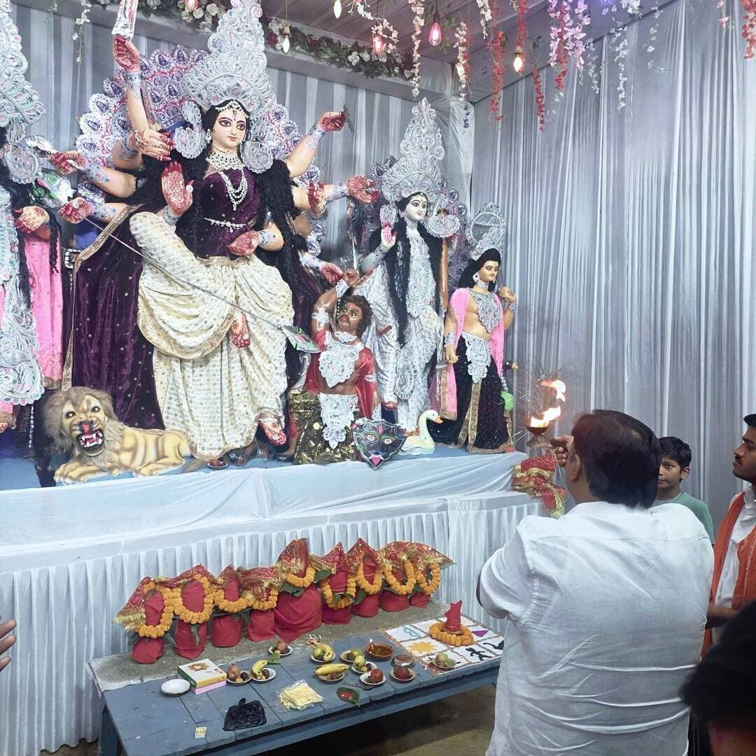 मां दुर्गा के जयकारों से गूंजा #बेल्थरारोड का मालगोदाम रोड, #भाजपा नेता #दिनेश गुप्ता ने किया मां भगवती की प्रतिमा का अनावरण। भक्तिमय माहौल में उमड़ी श्रद्धा और आस्था!
#बेल्थरारोड (बलिया): #शारदीय #नवरात्रि के पावन अवसर पर आदर्श नगर पंचायत बेल्थरारोड के मालगोदाम रोड पर भक्ति और आस्था का माहौल देखने को मिला। अपने आवास के पास श्री नवयुवक दुर्गा पूजा समिति की ओर से स्थापित मां दुर्गा की प्रतिमा का भाजपा नेता एवं नगर पंचायत #चेयरमैन प्रतिनिधि दिनेश गुप्ता ने विधिवत अनावरण किया। इस दौरान मां भगवती के प्रति श्रद्धा और भक्ति का भाव नजर आया। कार्यक्रम में दिनेश गुप्ता के ज्येष्ठ भाई मनोज गुप्ता, घनश्याम गुप्ता, मृत्युंजय गुप्ता सहित अन्य लोग मौजूद रहे। मां दुर्गा की आराधना के बीच पूरा वातावरण भक्तिमय बना रहा।
#followerseveryone #nonfollowersviewers
#MaaDurga #DurgaPuja #BeltharaRoad #SanatanDharma #Ballia