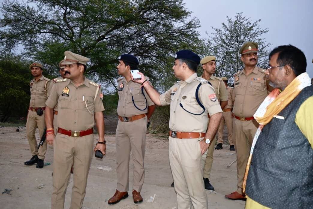 #बलिया में #मूर्ति #विसर्जन को लेकर #पुलिस अलर्ट, #एसपी डॉ. ईरज राजा ने मुक्ति धाम घाट का किया निरीक्षण, सुरक्षा, यातायात और व्यवस्थाओं को दुरुस्त रखने के दिए निर्देश!#बलिया में मूर्ति विसर्जन को शांतिपूर्ण और सुरक्षित ढंग से संपन्न कराने के लिए पुलिस प्रशासन सतर्क है। शनिवार को पुलिस अधीक्षक डॉ. ईरज राजा ने कोतवाली क्षेत्र के मुक्ति धाम मूर्ति विसर्जन घाट का निरीक्षण कर सीसीटीवी कैमरों, साफ-सफाई, प्रकाश व्यवस्था और सुरक्षा इंतजामों का जायजा लिया। उन्होंने संबंधित अधिकारियों को श्रद्धालुओं की सुविधा सुनिश्चित करने और विसर्जन मार्गों पर यातायात सुचारु बनाए रखने के निर्देश दिए। इसके बाद एसपी ने जापलिनगंज पुलिस चौकी का औचक निरीक्षण कर आवास, बैरक, मेस और कार्यालय की साफ-सफाई एवं रखरखाव की स्थिति देखी।
#followerseveryone #nonfollowersviewers
#BalliaPolice #IrjRaja #IdolImmersion #PublicSafety #UttarPradeshPolice