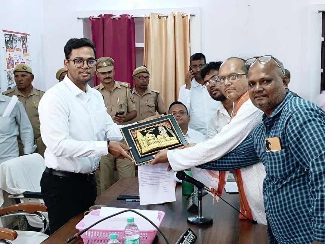 करीब 30 साल पुराने भूमि विवाद में मिला न्याय, खुशी से झूमे पीड़ित। #एसडीएम शरद चौधरी को स्मृति चिह्न देकर जताया आभार
बलिया: #बेल्थरारोड में करीब तीन दशक पुराने भूमि विवाद का निस्तारण होने और न्याय मिलने पर पीड़ित शशिभूषण ने खुशी जाहिर की। मौजा कुण्डैल नियामत अली की आराजी संख्या 131 स्थित 0.053 हेक्टेयर भूमि से जुड़े मामले में आवश्यक न्यायिक एवं राजस्व कार्रवाई पूरी होने के बाद पीड़ित ने एसडीएम शरद चौधरी की न्यायपूर्ण कार्यशैली की सराहना की। उन्होंने एसडीएम को स्मृति चिह्न भेंट कर सम्मानित किया और न्याय मिलने पर आभार जताया। इस मौके पर पूर्व सभासद चन्द्रभूषण उर्फ पिक्की वर्मा भी मौजूद रहें।
#followerseveryone #nonfollowersviewers
#JusticeDelivered #LandDispute #BalliaNews #SDM #UttarPradesh