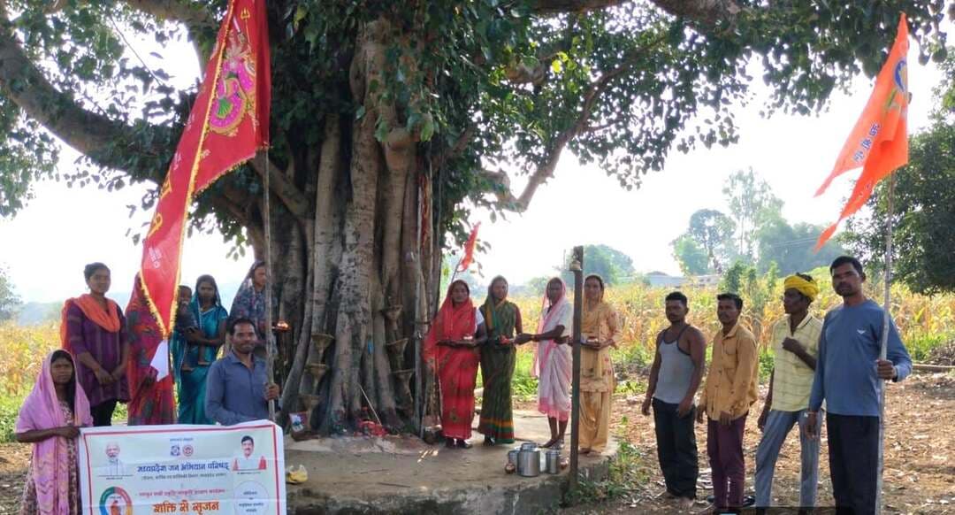 शक्ति से सृजन अभियान के अंतर्गत मड़काढ़ाना में पर्यावरण संरक्षण एवं प्रकृति के प्रति प्रेम भाव के उद्देश्य से सामूहिक वृक्ष पूजन कार्यक्रम आयोजित
================================
मध्यप्रदेश जन अभियान परिषद विकासखंड जुन्नारदेव के अंतर्गत शक्ति से सृजन अभियान के तहत ग्राम कान्हान वनग्राम, ग्राम पंचायत मड़काढ़ाना में आज पर्यावरण संरक्षण एवं प्रकृति के प्रति प्रेम भाव उत्पन्न करने के उद्देश्य से सामूहिक वृक्ष पूजन कार्यक्रम आयोजित किया गया। कार्यक्रम मध्यप्रदेश जन अभियान परिषद के जिला समन्वयक श्री अखिलेश जैन एवं विकासखंड समन्वयक श्री संजय बामने के मार्गदर्शन तथा नवांकुर संस्था दृष्टि सामाजिक विकास एवं कल्याण संस्था, कान्हान वनग्राम के नेतृत्व में संपन्न हुआ।
कार्यक्रम में सर्वप्रथम नवांकुर सखियों द्वारा सामूहिक रूप से पीपल वृक्ष का पूजन किया गया। वृक्ष पूजन के पश्चात दृष्टि सामाजिक विकास एवं कल्याण संस्था के अध्यक्ष श्री बुनेश राजबैठे ने कहा कि वृक्ष हमारे शक्ति स्वरूप देवी हैं। वृक्षों द्वारा प्रदान की जाने वाली ऑक्सीजन से ही हम जीवित हैं। वृक्षों के बिना हमारा जीवन शून्य है। इसलिए प्रत्येक नागरिक का दायित्व है कि वह पर्यावरण संरक्षण में सहयोगी बने।
इस अवसर पर संस्था के कोषाध्यक्ष श्री धन्नू नागवंशी, परामर्शदाता श्री गोविन्द नन्दवंशी, बीएसडब्ल्यू छात्र-छात्राएं रबिना उईके, भारती पंद्राम एवं शिवराज कुमरे सहित ग्रामीणजन श्री दीपक पंद्राम, श्री सुनील उईके, श्री कमलसिंग कुड़ापे, श्रीमती गीता राजबैठे, श्रीमती चन्द्रवती सरयाम, श्रीमती कलेसिया शीलू, श्रीमती रेखा दर्शमा, श्रीमती मानवती कुड़ापे आदि उपस्थित थे।
#procwa #छिन्दवाड़ा
#JansamparkMP
Jansampark Madhya Pradesh