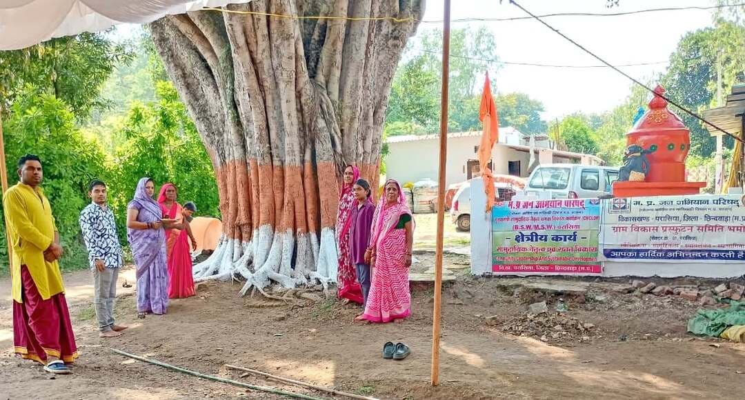 शक्ति से सृजन कार्यक्रम के माध्यम से दिया प्रकृति एवं संस्कृति संरक्षण का संदेश
भमोडी में माटी पूजन, वृक्ष पूजन एवं जल स्रोत पूजन कर सदस्यों को भेंट किए तुलसी के पौधे
==============================
मध्यप्रदेश जन अभियान परिषद के जिला समन्वयक श्री अखिलेश जैन एवं विकासखंड समन्वयक श्री संजीव भांवरकर के मार्गदर्शन में सेक्टर क्रमांक-1 के परामर्शदाता श्री मनीष कैथवास के नेतृत्व में ग्राम विकास प्रस्फुटन समिति भमोडी में शक्ति से सृजन कार्यक्रम आयोजित किया गया। कार्यक्रम के अंतर्गत माटी पूजन, वृक्ष पूजन एवं जल स्रोत पूजन कर प्रकृति एवं संस्कृति संरक्षण का संदेश दिया गया।
परामर्शदाता श्री मनीष कैथवास ने शक्ति से सृजन कार्यक्रम की अवधारणा एवं उद्देश्यों पर प्रकाश डालते हुए बताया कि पर्यावरण संरक्षण और भारतीय संस्कृति एक-दूसरे से गहराई से जुड़े हुए हैं। हमारी परंपराएं हमें प्रकृति के प्रति संवेदनशील रहने, प्राकृतिक संसाधनों का सम्मान करने तथा सांस्कृतिक विरासत को सुरक्षित रखने की प्रेरणा देती हैं। उन्होंने सभी से इन मूल्यों को अपने दैनिक जीवन में अपनाने का आह्वान किया।
हर घर तुलसी अभियान का दिया संदेश - कार्यक्रम में हर घर तुलसी अभियान के माध्यम से पर्यावरण संरक्षण एवं भारतीय संस्कृति को संजोकर रखने का संदेश दिया गया। बताया गया कि आज भारतीय पारंपरिक संस्कृति को वैश्विक स्तर पर सराहा जा रहा है। ऐसे में पर्यावरण संरक्षण को अपने दैनिक संस्कारों का हिस्सा बनाना सभी का कर्तव्य है।
ग्राम विकास प्रस्फुटन समिति भमोडी द्वारा सभी सदस्यों को तुलसी के पौधे भेंट किए गए। साथ ही प्रत्येक घर में तुलसी का पौधा लगाने का आह्वान किया गया। तुलसी को औषधीय पौधा बताते हुए इसके अनेक लाभों की जानकारी दी गई। कार्यक्रम के दौरान उत्कृष्ट प्रस्तुति देने वाली महिलाओं एवं बच्चों को सभी सदस्यों द्वारा सम्मानित किया गया। इसके साथ ही माता रानी के समक्ष देवी गीत, भजन एवं जस गायन किया गया।
इस अवसर पर परामर्शदाता श्री मनीष कैथवास, ग्राम विकास प्रस्फुटन समिति भमोडी की अध्यक्ष श्रीमती भाग्यवती, सचिव श्रीमती ज्योति राय, कोषाध्यक्ष श्रीमती प्रियंका बावरिया, श्रीमती वर्षा, श्रीमती विनीता, श्रीमती अनिता यादव, श्री पुनीत पुरी, शकुन सहित बीएसडब्ल्यू एवं एमएसडब्ल्यू के छात्र-छात्राएं रितिका डेहरिया, साक्षी बावरिया, पुनीत पुरी, अक्षत, उत्तम पहाड़े, महिमा, बलराम यादव तथा ग्राम के गणमान्य नागरिक उपस्थित थे। कार्यक्रम का संदेश रहा कि “प्रकृति सुरक्षित रहेगी, तो संस्कृति समृद्ध होगी; और संस्कृति जीवंत रहेगी, तो समाज अपनी जड़ों से जुड़ा रहेगा।”
#procwa #छिन्दवाड़ा
#JansamparkMP
Jansampark Madhya Pradesh
