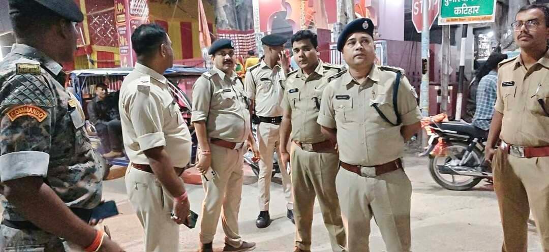 दुर्गा पूजा को शांतिपूर्ण एवं सौहार्दपूर्ण वातावरण में संपन्न कराने तथा सुरक्षा-व्यवस्था एवं विधि-व्यवस्था बनाए रखने हेतु वरीय पुलिस उपाधीक्षक (यातायात) एवं अनुमंडल पुलिस पदाधिकारी, सदर द्वारा विभिन्न पूजा पंडालों एवं प्रतिनियुक्ति स्थलों का जायजा लिया जा रहा है।
इस दौरान संबंधित पुलिस पदाधिकारियों को सतर्कता बरतने, विधि-व्यवस्था संधारण एवं श्रद्धालुओं की सुरक्षा सुनिश्चित करने हेतु आवश्यक दिशा-निर्देश दिए जा रहे हैं।
Information & Public Relations Department, Government of Bihar Samrat Choudhary CMO Bihar CM Samrat Katihar Police