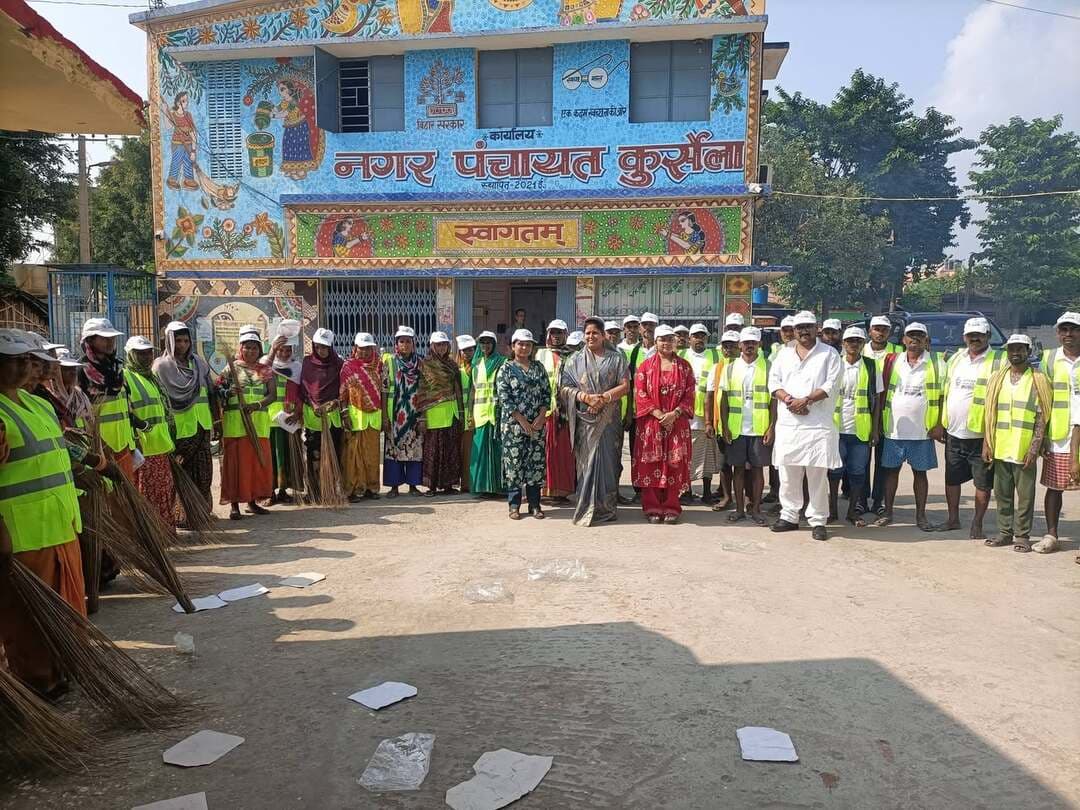 नगर पंचायत कुर्सेला में 'स्वच्छता ही सेवा अभियान 2026' के तहत आमजनों और स्वच्छता कर्मियों ने मिलकर शहर को साफ और सुंदर बनाने का संकल्प लिया।
*आइए, हम सब मिलकर इस मुहिम का हिस्सा बनें ।
उक्त अवसर पर कार्यपालक पदाधिकारी, नगर पंचायत कुर्सेला एवं स्थानीय जनप्रतिनिधि व अन्य पदाधिकारी और कर्मी उपस्थित हुए।
Information & Public Relations Department, Government of Bihar CMO Bihar Samrat Choudhary CM Samrat Transport Department, Government of Bihar