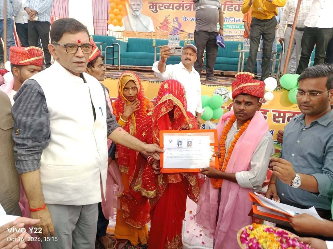 #जंगली बाबा धाम में 41 जोड़ों का सामूहिक विवाह संपन्न, डीएम ने दिया आशीर्वाद
#नवदंपतियों को विवाह प्रमाण पत्र और आम का पौधा देकर आत्मनिर्भरता व पर्यावरण संरक्षण का दिया संदेश
#बलिया। मुख्यमंत्री सामूहिक विवाह योजना के अंतर्गत शुक्रवार को विकासखंड गड़वार स्थित श्री जंगली बाबा धाम में सामूहिक विवाह समारोह आयोजित किया गया। इसमें जिले के छह विकासखंडों के कुल 41 जोड़े हिंदू रीति-रिवाजों और वैदिक मंत्रोच्चार के बीच विवाह बंधन में बंधे। जिलाधिकारी ज्ञानेंद्र सिंह ने भगवान गणेश की प्रतिमा पर पुष्प अर्पित कर कार्यक्रम का शुभारंभ किया और नवदंपतियों को सुखमय वैवाहिक जीवन की शुभकामनाएं दीं।
#जिलाधिकारी ने कहा कि मुख्यमंत्री सामूहिक विवाह योजना आर्थिक रूप से कमजोर परिवारों की बेटियों के विवाह में सहायता प्रदान करने की महत्वपूर्ण योजना है। इसके तहत प्रति जोड़ा एक लाख रुपये तक की सहायता का प्रावधान है। इसमें 64 हजार रुपये कन्या के खाते में भेजे जाते हैं, जबकि शेष सहायता सामग्री के रूप में दी जाती है। योजना के तहत नवदंपतियों को कपड़े, ट्रॉली बैग, दीवार घड़ी, पंखा, गद्दे, कंबल सहित 27 प्रकार की सामग्री उपलब्ध कराई जाती है। जिलाधिकारी ने सभी नवदंपतियों को विवाह प्रमाण पत्र और आम का एक-एक पौधा देकर सम्मानित किया।
#उन्होंने नवदंपतियों को सरकार की जनकल्याणकारी योजनाओं की जानकारी देते हुए आत्मनिर्भर बनने के लिए प्रेरित किया। उन्होंने बताया कि मुख्यमंत्री उद्यमी योजना के तहत निर्धारित शर्तों के अनुसार पांच लाख रुपये तक का ऋण लेकर स्वरोजगार शुरू किया जा सकता है। निजी क्षेत्र में नौकरी के इच्छुक युवक-युवतियां सेवायोजन एवं रोजगार संगम पोर्टल पर पंजीकरण कराकर रोजगार मेलों के माध्यम से अवसर प्राप्त कर सकते हैं। उन्होंने पात्र परिवारों से वरिष्ठ नागरिकों के आयुष्मान कार्ड बनवाने तथा आवास और शौचालय निर्माण से संबंधित सरकारी योजनाओं का लाभ उठाने की अपील की।
#आम का पौधा लगाकर पर्यावरण संरक्षण का संदेश
#जिलाधिकारी ने नवदंपतियों से उपहार में मिले आम के पौधे को अपने घर या आंगन में लगाने और उसकी देखभाल करने की अपील की। उन्होंने कहा कि पौधरोपण पर्यावरण संरक्षण में महत्वपूर्ण भूमिका निभाता है और आने वाली पीढ़ियों के लिए बेहतर भविष्य तैयार करने में सहायक है। उन्होंने नवदंपतियों से सरकारी योजनाओं का लाभ उठाकर आत्मनिर्भर बनने तथा प्रदेश के विकास में योगदान देने का आह्वान किया। कार्यक्रम में मुख्य विकास अधिकारी आलोक कुमार सहित जिला स्तरीय अधिकारी उपस्थित रहे।
#बलिया #जंगलीबाबाधाम #सामूहिकविवाह #मुख्यमंत्रीसामूहिकविवाहयोजना #जिलाधिकारीज्ञानेंद्रसिंह #गड़वार #बलियान्यूज #उत्तरप्रदेशसरकार #नवदंपति #विवाहसमारोह #सरकारीयोजनाएं #आत्मनिर्भरभारत #पर्यावरणसंरक्षण #पौधरोपण #BalliaNews #Ballia24News