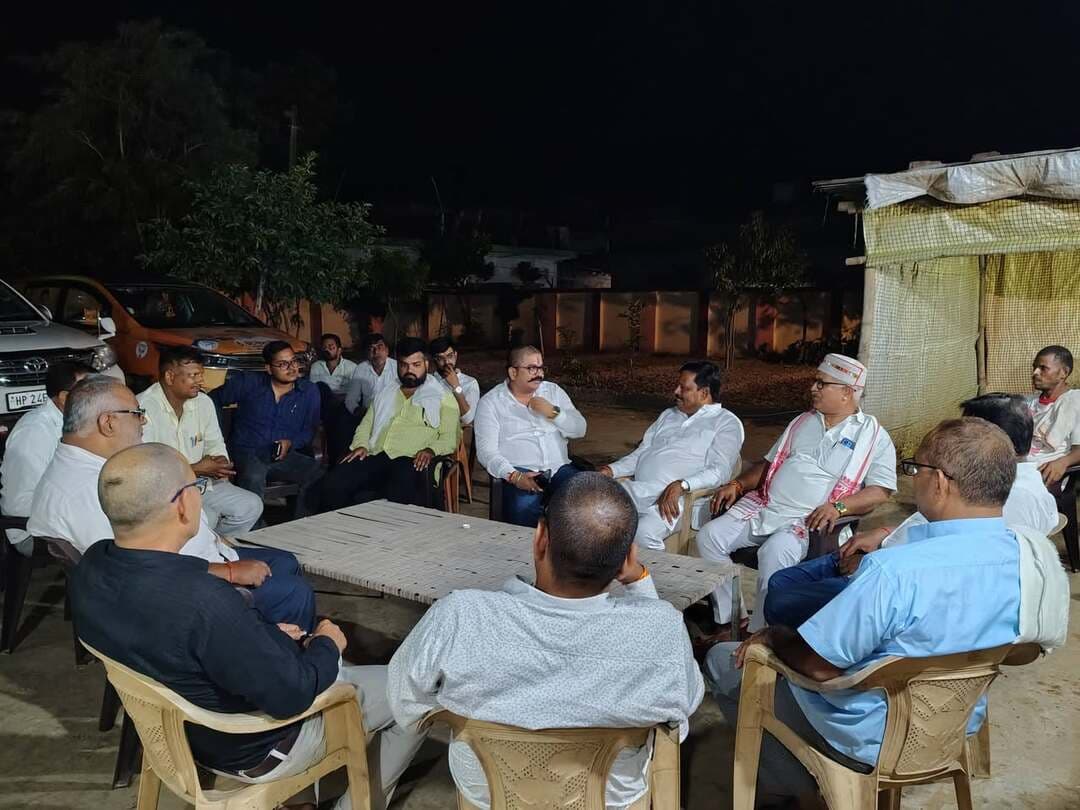 #शिवपुर घाट पर कटान की सूचना मिलते ही पहुंचे ई. दिनेश सिंह, अधिकारियों से की वार्ता
#ग्रामीणों की समस्याएं सुनीं, स्नातक एवं शिक्षक निर्वाचन को लेकर भी हुई चर्चा
#बलिया । बैरिया विधानसभा क्षेत्र से भाजपा की दावेदारी कर रहे भाजपा नेता एवं इंजीनियर दिनेश सिंह शिवपुर घाट पर कटान की सूचना मिलते ही मौके पर पहुंचे और स्थिति का जायजा लिया। उन्होंने कटान प्रभावित ग्रामीणों से मुलाकात कर उनकी समस्याएं सुनीं। इसके बाद संबंधित उच्च अधिकारियों से वार्ता कर कटान रोकने के लिए आवश्यक संसाधनों एवं उपयोगी सामग्रियों की व्यवस्था सुनिश्चित करने को कहा।
ई. दिनेश सिंह ने ग्रामीणों को उनकी समस्याओं के समाधान के लिए आवश्यक कदम उठाने का भरोसा दिलाया। उन्होंने संबंधित अधिकारियों से कटान की समस्या को गंभीरता से लेते हुए जरूरी कार्रवाई करने की बात कही।
क्षेत्रीय भ्रमण के दौरान उन्होंने मुरारपट्टी स्थित रामनाथ पाठक इंटर कॉलेज के कार्यालय अधीक्षक गुप्तेश्वर पाठक से मुलाकात की। इस दौरान स्नातक प्रत्याशी केदारनाथ सिंह और शिक्षक प्रत्याशी प्रमोद मिश्रा के समर्थन को लेकर चर्चा हुई।
वहीं, गोन्हिया छपरा में रामधीर सिंह की धर्मपत्नी के निधन पर सती घाट पहुंचकर शोक संवेदनाएं व्यक्त कीं और शोक संतप्त परिवार के प्रति संवेदना प्रकट की। इसके बाद लालगंज स्थित प्रसिद्ध शक्तिधाम मंदिर में मां दुर्गा का दर्शन-पूजन किया।
क्षेत्रीय भ्रमण के दौरान ई. दिनेश सिंह ने कटान प्रभावित ग्रामीणों से संवाद करने के साथ ही सामाजिक संपर्क और धार्मिक स्थलों पर दर्शन-पूजन किया।