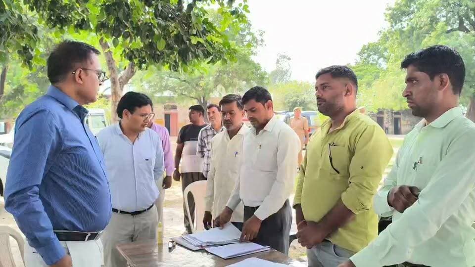 👉#डीएम ने विशेष मतदाता पंजीकरण अभियान के तहत बूथों का किया निरीक्षण
-#पात्र नागरिकों से मतदाता सूची में नाम दर्ज कराने की अपील
--#24 अक्टूबर को जिले के सभी छह विधानसभा क्षेत्रों में लगेंगे विशेष कैंप
शाहजहांपुर।भारत निर्वाचन आयोग के निर्देशानुसार विधानसभा निर्वाचन क्षेत्रों की मतदाता सूची में पंजीकरण से छूटे पात्र नागरिकों तथा प्रथम बार मतदाता बनने वाले युवाओं के नाम सम्मिलित करने के लिए जनपद में 17 एवं 24 अक्टूबर, 2026 को विशेष कैम्प आयोजित किए जा रहे हैं।इसी क्रम में जिलाधिकारी/जिला निर्वाचन अधिकारी धर्मेंद्र प्रताप सिंह ने पुलिस अधीक्षक सौरभ दीक्षित के साथ श्री जानकी महाराज इंटर कॉलेज, मिर्जापुर में बूथ संख्या 233, 234 एवं 235 का निरीक्षण किया। इस दौरान उन्होंने बूथों पर प्राप्त फॉर्म-6 की स्थिति की जानकारी ली तथा संबंधित अधिकारियों से मतदाता पंजीकरण की प्रगति के संबंध में जानकारी प्राप्त की। इसके अतिरिक्त उन्होंने विधानसभा जलालाबाद के बूथों का भी निरीक्षण कर उपस्थित बूथ लेवल अधिकारियों से फॉर्म-6 के माध्यम से प्राप्त आवेदनों की जानकारी ली।
जनपद के सभी छह विधानसभा क्षेत्रों के मतदान केंद्रों पर विशेष कैम्प के दौरान बीएलओ सुबह 10 बजे से शाम 4 बजे तक उपस्थित रहे। कैम्प में 18 वर्ष की आयु पूर्ण कर चुके युवाओं तथा मतदाता सूची में नाम दर्ज कराने से छूटे पात्र नागरिकों को फॉर्म-6 भरकर पंजीकरण कराने की सुविधा प्रदान की गई।जिलाधिकारी ने बताया कि आगामी 24 अक्टूबर, 2026 को भी जनपद के सभी छह विधानसभा क्षेत्रों के मतदान केंद्रों पर विशेष कैम्प आयोजित किए जाएंगे। इन कैम्पों के माध्यम से पात्र नागरिकों के आवेदन प्राप्त कर मतदाता सूची में उनके नाम सम्मिलित करने की प्रक्रिया पूरी की जाएगी।उन्होंने बताया कि विशेष कैम्प के दौरान मतदाता पंजीकरण के लिए पर्याप्त संख्या में फॉर्म-6 उपलब्ध रहेंगे। आवेदन करने वाले पात्र नागरिकों को फॉर्म-6 के साथ नवीनतम फोटो तथा जन्मतिथि एवं पते से संबंधित आवश्यक दस्तावेज उपलब्ध कराने होंगे। प्रत्येक मतदान केंद्र पर हेल्प डेस्क भी स्थापित की जाएगी, जहां नागरिकों को फॉर्म-6 भरने और मतदाता पंजीकरण की प्रक्रिया में सहायता प्रदान की जाएगी। प्राप्त आवेदनों का सुव्यवस्थित अभिलेखीकरण सुनिश्चित किया जाएगा, ताकि आवश्यकता पड़ने पर पर्यवेक्षण एवं निरीक्षण अधिकारियों को अभिलेख तत्काल उपलब्ध कराए जा सकें।जिला निर्वाचन अधिकारी ने सभी पात्र नागरिकों से अपील की है कि वे 24 अक्टूबर, 2026 को अपने मतदेय स्थल पर आयोजित विशेष कैम्प में पहुंचकर मतदाता सूची में अपना नाम अवश्य जांचें। यदि उनका नाम मतदाता सूची में सम्मिलित नहीं है और वे निर्धारित पात्रता पूरी करते हैं, तो फॉर्म-6 भरकर पंजीकरण कराएं। उन्होंने कहा कि लोकतंत्र में प्रभावी सहभागिता सुनिश्चित करने के लिए प्रत्येक पात्र नागरिक का मतदाता सूची में पंजीकरण आवश्यक है।
तत्पश्चात जिलाधिकारी ने बरेली-मुरादाबाद खंड शिक्षक निर्वाचन के लिए विकासखंड मिर्जापुर में बूथ संख्या 45 पर बनाए गए मतदान केंद्र का भी निरीक्षण किया।