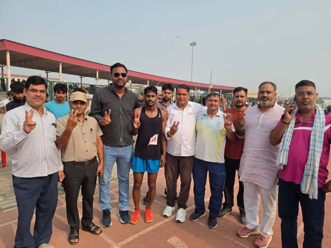भरतपुर। मास्टर आदित्येन्द्र राजकीय उच्च माध्यमिक विद्यालय भरतपुर में चल रही 70वीं राज्य स्तरीय 17 एवं 19 वर्षीय छात्र एथलेटिक्स प्रतियोगिता के तीसरे दिन शनिवार को ट्रैक एंड फील्ड स्पर्धाओं में प्रदेशभर से आए खिलाड़ियों ने अपने दमखम का जोरदार प्रदर्शन किया। संयुक्त संचालन सचिव यशवीर सिंह फौजदार और उप जिला शिक्षा अधिकारी गंभीर सिंह ने बताया कि 200 मीटर व 800 मीटर दौड़, 5 किलोमीटर पैदल चाल, लॉन्ग जंप, ट्रिपल जंप, डिस्कस थ्रो और शॉट पुट के रोमांचक मुकाबलों में खिलाड़ियों ने कड़ा संघर्ष किया। प्रतियोगिता के परिणामों में 19 वर्ष छात्र वर्ग की 200 मीटर दौड़ में सीकर के दर्शन निर्मल ने प्रथम, फलोदी के दिवराज सिंह ने द्वितीय और जयपुर प्रथम के सुरेन्द्र कुमार मीणा ने तृतीय स्थान प्राप्त किया। इसी तरह 800 मीटर दौड़ में धौलपुर के अंकुश कसाना प्रथम, श्रीगंगानगर बालक अकादमी के यासिर द्वितीय और कोटपूतली-बहरोड़ के लोकेश तीसरे स्थान पर रहे। 5 किलोमीटर पैदल चाल में चूरू के रितेश ने बाजी मारते हुए पहला स्थान हासिल किया, जबकि राजस्थान राज्य क्रीड़ा परिषद अजमेर के पवन सिंह गुर्जर दूसरे और धौलपुर के पिंटू तीसरे स्थान पर रहे। लॉन्ग जंप में राज्य क्रीड़ा परिषद जयपुर के सन्नी गुर्जर प्रथम, सीकर के चिराग कुलहरी द्वितीय और राजगढ़ चूरू के लक्की पायल तृतीय रहे। ट्रिपल जंप स्पर्धा में सीकर के चिराग कुलहरी ने पहला, अजमेर के राहुल चौधरी ने दूसरा और खैरथल-तिजारा के मुनफैद खान ने तीसरा स्थान प्राप्त किया। इसके अलावा डिस्कस थ्रो में चूरू के वीरेन्द्र पूनिया ने प्रथम, चूरू के ही साहिल ने द्वितीय और फलोदी के प्रद्युम्न ने तृतीय स्थान प्राप्त किया।