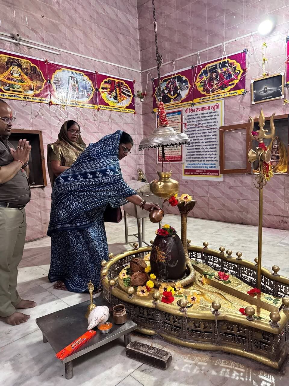 मंत्री सुश्री निर्मला भूरिया ने शृंगेश्वर धाम में 3.66 करोड़ रुपये की लागत से बनने वाले घाट निर्माण कार्य का किया भूमिपूजन
सिंहस्थ-2028 के दृष्टिगत श्रद्धालुओं की सुविधाओं के विस्तार की दिशा में महत्वपूर्ण पहल
माही-मधुकन्या संगम पर 281 मीटर लंबे घाट का होगा निर्माण, धार्मिक पर्यटन को मिलेगा बढ़ावा
जिले के पेटलावद विकासखंड स्थित प्रसिद्ध धार्मिक एवं आस्था के केंद्र शृंगेश्वर धाम में शनिवार को महिला एवं बाल विकास विभाग मंत्री सुश्री निर्मला भूरिया के मुख्य आतिथ्य में जल संसाधन विभाग द्वारा 366.69 लाख रुपये की स्वीकृत लागत से बनने वाले शृंगेश्वर घाट निर्माण कार्य का विधिवत भूमिपूजन किया गया। इस अवसर शृंगेश्वर धाम के गद्दीपति पूज्य रामेश्वर गिरि जी महाराज भी उपस्थिति रहे।
इस अवसर पर मंत्री सुश्री निर्मला भूरिया ने कहा कि शृंगेश्वर धाम जिले का प्रमुख धार्मिक एवं आस्था का केंद्र है। माही एवं मधुकन्या नदियों के पवित्र संगम पर स्थित इस धाम से बड़ी संख्या में श्रद्धालुओं की आस्था जुड़ी हुई है। आगामी सिंहस्थ-2028 को दृष्टिगत रखते हुए श्रद्धालुओं को बेहतर एवं सुरक्षित सुविधाएं उपलब्ध कराने की दिशा में घाट निर्माण कार्य महत्वपूर्ण है। इससे श्रद्धालुओं को स्नान, दर्शन एवं पूजा-अर्चना में सुगमता होगी।
मंत्री सुश्री भूरिया ने कहा कि शृंगेश्वर धाम का धार्मिक एवं सांस्कृतिक महत्व है। घाट निर्माण एवं सौंदर्यीकरण से धाम की सुविधाओं का विस्तार होगा तथा धार्मिक पर्यटन को नई गति मिलेगी। श्रद्धालुओं एवं पर्यटकों के आवागमन में वृद्धि से स्थानीय व्यापार एवं रोजगार के अवसर भी बढ़ेंगे। उन्होंने कहा कि प्रदेश सरकार धार्मिक आस्था के केंद्रों के विकास एवं श्रद्धालुओं के लिए आवश्यक सुविधाओं के विस्तार की दिशा में निरंतर कार्य कर रही है।
281 मीटर लंबे घाट के साथ विकसित होंगी श्रद्धालुओं के लिए सुविधाएं
शृंगेश्वर धाम में श्रद्धालुओं की सुविधा एवं सुरक्षा को ध्यान में रखते हुए जल संसाधन विभाग द्वारा 366.69 लाख रुपये की स्वीकृत लागत से घाट का निर्माण किया जाएगा। इसके अंतर्गत लगभग 281 मीटर लंबाई एवं 20 मीटर चौड़ाई में घाट विकसित किया जाएगा, जिसमें सीढ़ियों का निर्माण प्रस्तावित है। इससे श्रद्धालुओं को नदी तक पहुंचने एवं स्नान करने में सुविधा होगी। साथ ही घाट के आसपास उद्यान विकसित कर सौंदर्यीकरण के कार्य भी किए जाएंगे, जिससे धाम का परिसर अधिक आकर्षक एवं सुव्यवस्थित स्वरूप में विकसित हो सकेगा।
आगामी सिंहस्थ-2028 को दृष्टिगत रखते हुए यह निर्माण कार्य श्रद्धालुओं की सुविधाओं के विस्तार एवं क्षेत्र में धार्मिक पर्यटन को प्रोत्साहित करने की दिशा में महत्वपूर्ण सिद्ध होगा।
कार्यक्रम में जनपद उपाध्यक्ष पेटलावद श्रीमती दुर्गा पड़ियार, श्री अजमेर सिंह, जितेन्द्र सिंह राठौड़, ग्राम पंचायत भेरूपाड़ा के सरपंच श्री वर्दीचंद वसुनिया एवं जनपद सदस्य श्री राकेश गुड़ियां सहित अन्य जनप्रतिनिधि उपस्थित रहे।
इस अवसर पर अनुविभागीय अधिकारी राजस्व पेटलावद श्रीमती रितिका पाटीदार, अनुविभागीय अधिकारी पुलिस पेटलावद सुश्री अनुरक्ति सबनानी, जल संसाधन विभाग के कार्यपालन यंत्री श्री विपिन पाटीदार, अनुविभागीय अधिकारी श्री धीरज जामोद एवं श्रीमती पूजा पाटीदार सहित संबंधित विभागों के अधिकारी-कर्मचारी उपस्थित रहे।
Jansampark Madhya Pradesh CM Madhya Pradesh Indore Commissioner Department Of Women Child Development, Madhya Pradesh Nirmala Bhuriya Department of Water Resources, Madhya Pradesh #Jhabua #JansamparkMP