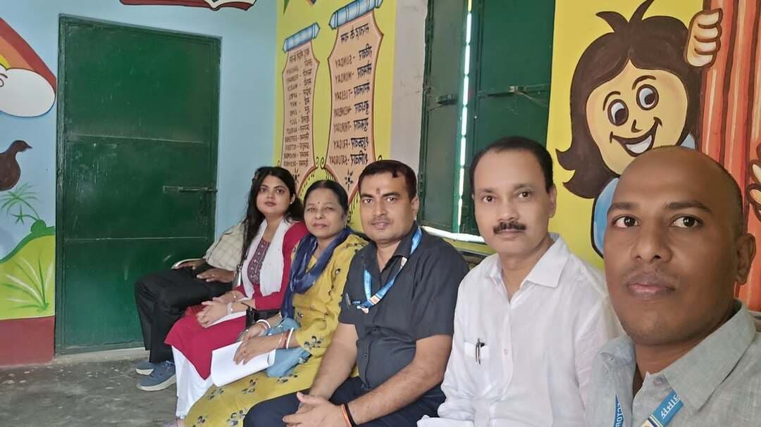 जिला पदाधिकारी, बांका श्री अंशुल अग्रवाल के मार्गदर्शन एवं निर्देश पर दुर्गा पूजा 2026 के अवसर पर जिले में विधि-व्यवस्था बनाए रखने तथा श्रद्धालुओं की सुविधा एवं सुरक्षा सुनिश्चित करने के लिए व्यापक इंतजाम किए गए हैं।
जिले के सभी प्रमुख पूजा पंडालों, तेलडीहा मंदिर सहित अन्य महत्वपूर्ण स्थलों पर दंडाधिकारी एवं पुलिस पदाधिकारियों की प्रतिनियुक्ति की गई है। सभी प्रतिनियुक्त पदाधिकारी अपने-अपने निर्धारित स्थलों पर उपस्थित रहकर विधि-व्यवस्था संधारण की जिम्मेदारी निभा रहे हैं।
तेलडीहा मंदिर में श्रद्धालुओं की सुविधा के लिए व्यवस्थित कतार एवं उसके ऊपर शेड की व्यवस्था की गई है, ताकि श्रद्धालुओं को दर्शन के दौरान किसी प्रकार की असुविधा न हो। जिला प्रशासन द्वारा श्रद्धालुओं के लिए स्वच्छ, सुरक्षित एवं सुव्यवस्थित वातावरण उपलब्ध कराने की दिशा में लगातार आवश्यक कदम उठाए जा रहे हैं।
जिला पदाधिकारी एवं पुलिस अधीक्षक द्वारा जिले में विधि-व्यवस्था की लगातार निगरानी की जा रही है तथा संबंधित पदाधिकारियों को आवश्यक निर्देश दिए जा रहे हैं। पूजा के दौरान विधि-व्यवस्था बनाए रखने के लिए 300 दंडाधिकारियों की प्रतिनियुक्ति की गई है। इसके अतिरिक्त, विभिन्न पदाधिकारियों द्वारा पूजा पंडालों एवं अन्य महत्वपूर्ण स्थलों का लगातार निरीक्षण किया जा रहा है, ताकि किसी भी प्रकार की समस्या का त्वरित समाधान किया जा सके।
जिला पदाधिकारी के निर्देश पर स्वास्थ्य विभाग, विद्युत विभाग एवं लोक स्वास्थ्य अभियंत्रण विभाग (PHED) द्वारा भी आवश्यक सेवाओं की उपलब्धता सुनिश्चित करने के लिए लगातार कार्य किया जा रहा है। किसी भी आपात स्थिति से निपटने के लिए अग्निशमन विभाग को आवश्यक तैयारियों के साथ सतर्क रखा गया है। वहीं, सभी प्रतिनियुक्त पदाधिकारियों की उपस्थिति एवं उनके कार्यों की निगरानी जिला नियंत्रण कक्ष के माध्यम से लगातार की जा रही है।
जिला पदाधिकारी एवं पुलिस अधीक्षक ने सभी दंडाधिकारियों एवं पुलिस पदाधिकारियों को निर्देश दिया है कि वे श्रद्धालुओं के साथ सौम्य, शालीन एवं सहयोगात्मक व्यवहार करें तथा उनकी सुविधा, स्वास्थ्य एवं सुरक्षा का विशेष ध्यान रखें। साथ ही, यह सुनिश्चित करें कि पूजा के दौरान कहीं भी किसी प्रकार की अप्रिय घटना न हो और श्रद्धालुओं को शांतिपूर्ण एवं सुखद वातावरण में पूजा-अर्चना करने का अवसर मिले।
जिला प्रशासन, बांका द्वारा सभी श्रद्धालुओं एवं आम नागरिकों से अपील की जाती है कि वे दुर्गा पूजा के दौरान शांति एवं सद्भाव बनाए रखें, प्रशासन द्वारा निर्धारित नियमों एवं सुरक्षा निर्देशों का पालन करें तथा कतारबद्ध होकर दर्शन करें। भीड़भाड़ वाले स्थानों पर धैर्य बनाए रखें और किसी भी प्रकार की अफवाह पर ध्यान न दें। किसी संदिग्ध गतिविधि, असामान्य स्थिति अथवा आपातकालीन परिस्थिति की सूचना तत्काल निकटतम प्रतिनियुक्त दंडाधिकारी, पुलिस पदाधिकारी या जिला नियंत्रण कक्ष को दें। जिला प्रशासन सभी श्रद्धालुओं से सहयोग की अपेक्षा करता है, ताकि दुर्गा पूजा का पर्व शांतिपूर्ण, सुरक्षित एवं सौहार्दपूर्ण वातावरण में संपन्न हो सके।