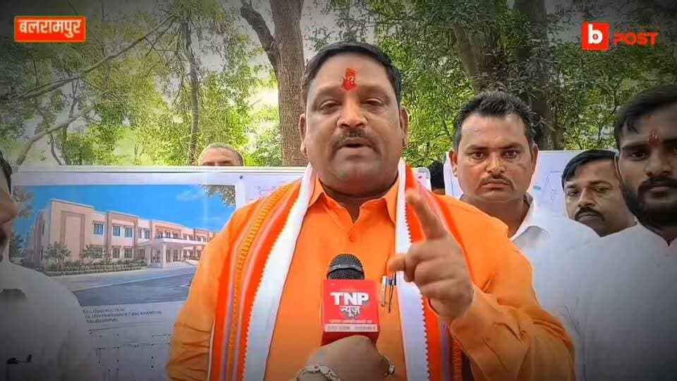 महादेव मिश्र में विशेष माध्यमिक विद्यालय व मुख्यमंत्री मॉडल कम्पोजिट विद्यालय का भूमिपूजन, विधायक पल्टूराम ने मेडिकल कॉलेज, विश्वविद्यालय, ओवरब्रिज व सड़क-बिजली विकास गिनाए; बोले—2017 से पहले बलरामपुर में कहां था विकास? सपा पर भ्रष्टाचार, लूट और गुंडागर्दी की राजनीति का लगाया आरोप।
